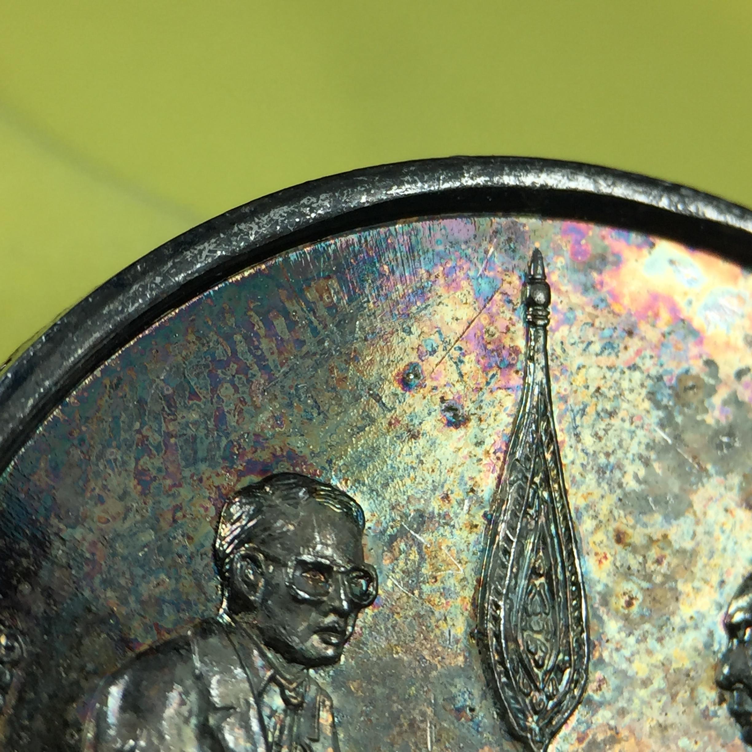 เหรียญสนทนาธรรม ในหลวงรัชกาลที่ 9 สมเด็จพระญาณสังวร หลังพระสยามเทวาธิราช ปี 2543 วัดบวรนิเวศวิหาร ชุดกรรมการ(เนื้อกะไหล่ทอง+กะไหล่เงิน+ทองแดงรมน้ำตาล)พร้อมกล่องบรรจุเดิม(ชุดหายาก สภาพผิวกะไหล่เดิมจากผู้จัดสร้าง ผิวขึ้นรุ้งธรรมชาติสวยจัด แชมป์ๆ)1 ใน 343ชุด