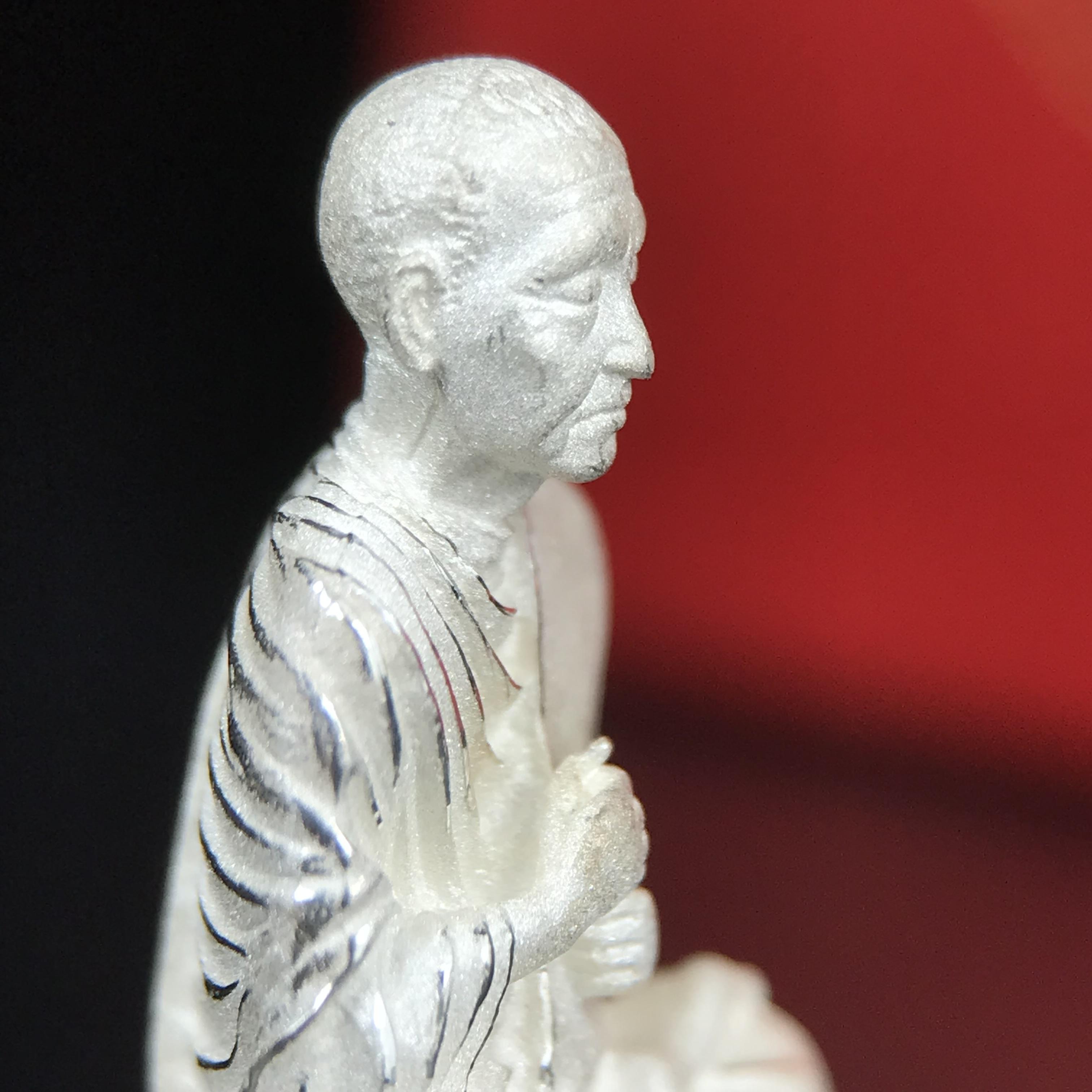 สมเด็จพุฒาจารย์ (โต พรหมรังสี) อนุสรณ์ 128 ปี สมเด็จพระญาณสังวร สมเด็จพระสังฆราช ทรงเมตตาอธิฐานจิต ปี 2543 มหาพุทธาภิเษก 3วาระ รูปเหมือนลอยองค์พิมพ์ใหญ่เนื้อเงิน ขนาด 1.5 x 2.5 ซม. ทรงคุณค่าทั้งด้านความงานด้านพุทธศิลป์ และพุทธคุณ(องค์หมายเลข ๑๐๘(เลขสวย)