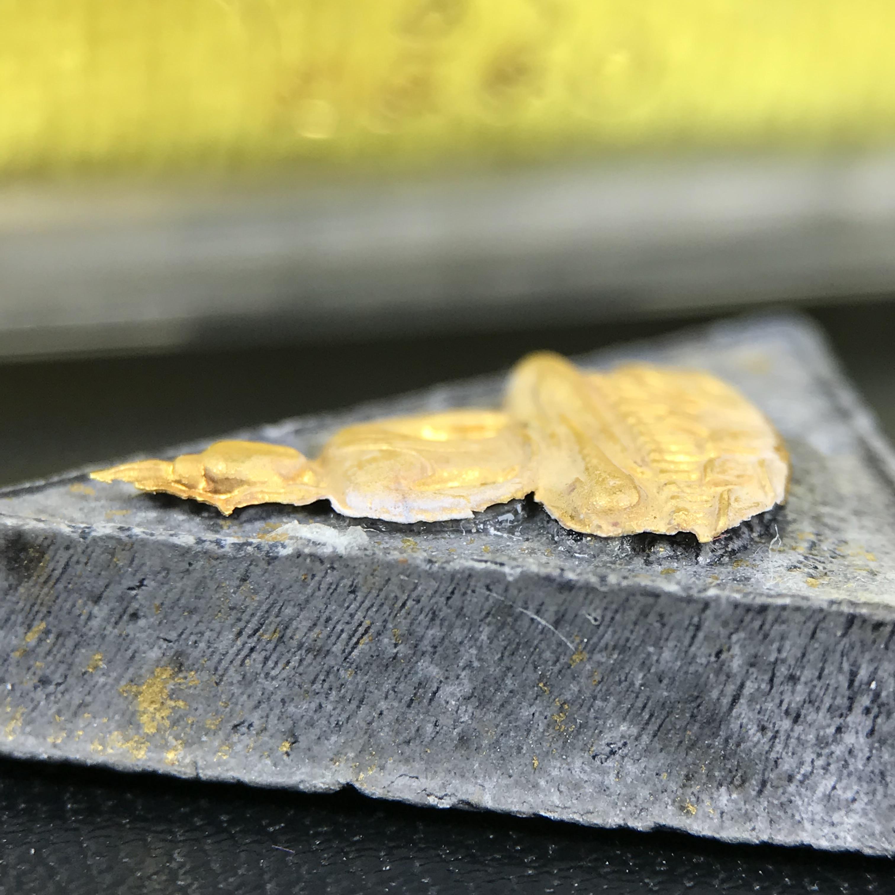 พระกำลังแผ่นดิน พระราชทาน วัดบวรนิเวศวิหาร ปี 2539 พิมพ์เล็กหน้ากากทองคำ (ในหลวง รัชกาลที่ 9 พระราชทานมวลสารจิตรลดา)นิยมหายาก