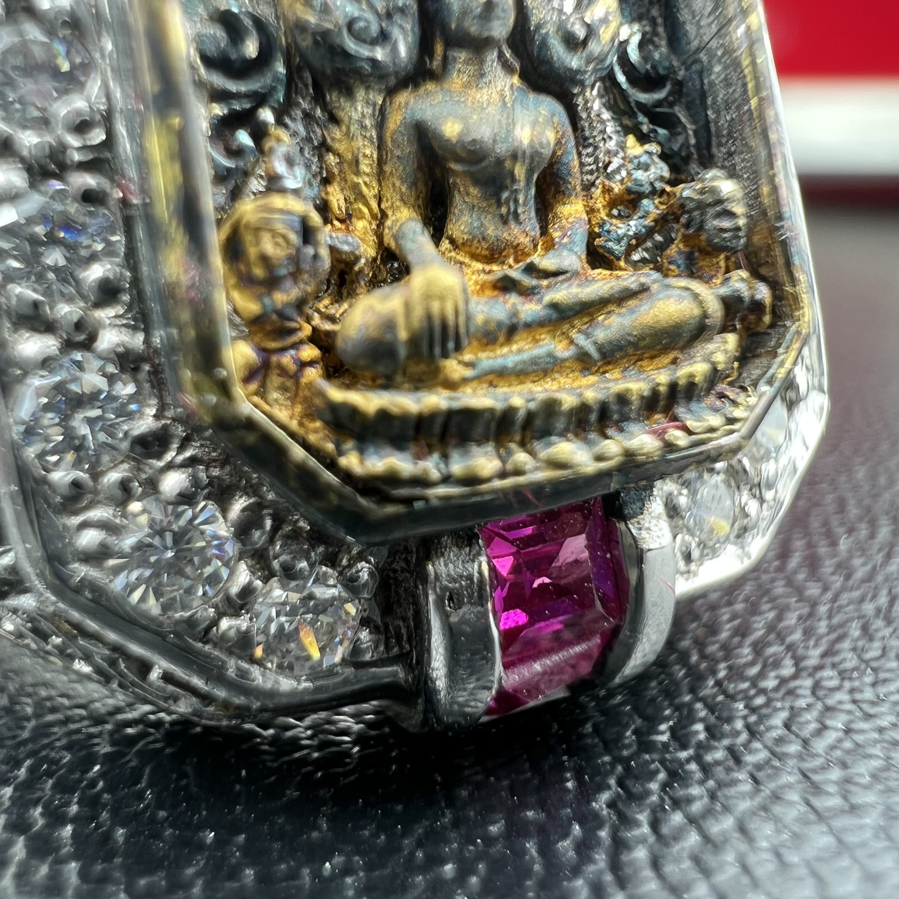 แหวนพระพุทธชินราช ภปร. ในวโรกาสเฉลิมพระชนมายุ6รอบ 5ธันวาคม2542 มูลนิธิพิทักษ์ดวงตาประชาชน จัดสร้าง แหวนเนื้อเงินเคลือบทองคำบริสุทธิ์ประดับเพชร CZ เกรดนอก ตอกโค๊ตและหมายเลข 504(ผลรวมได้ 9 เลขมหามงคลเจริญก้าวหน้าในทุกด้าน) พร้อมกล่องบรรจุเดิมครบ(หายาก)