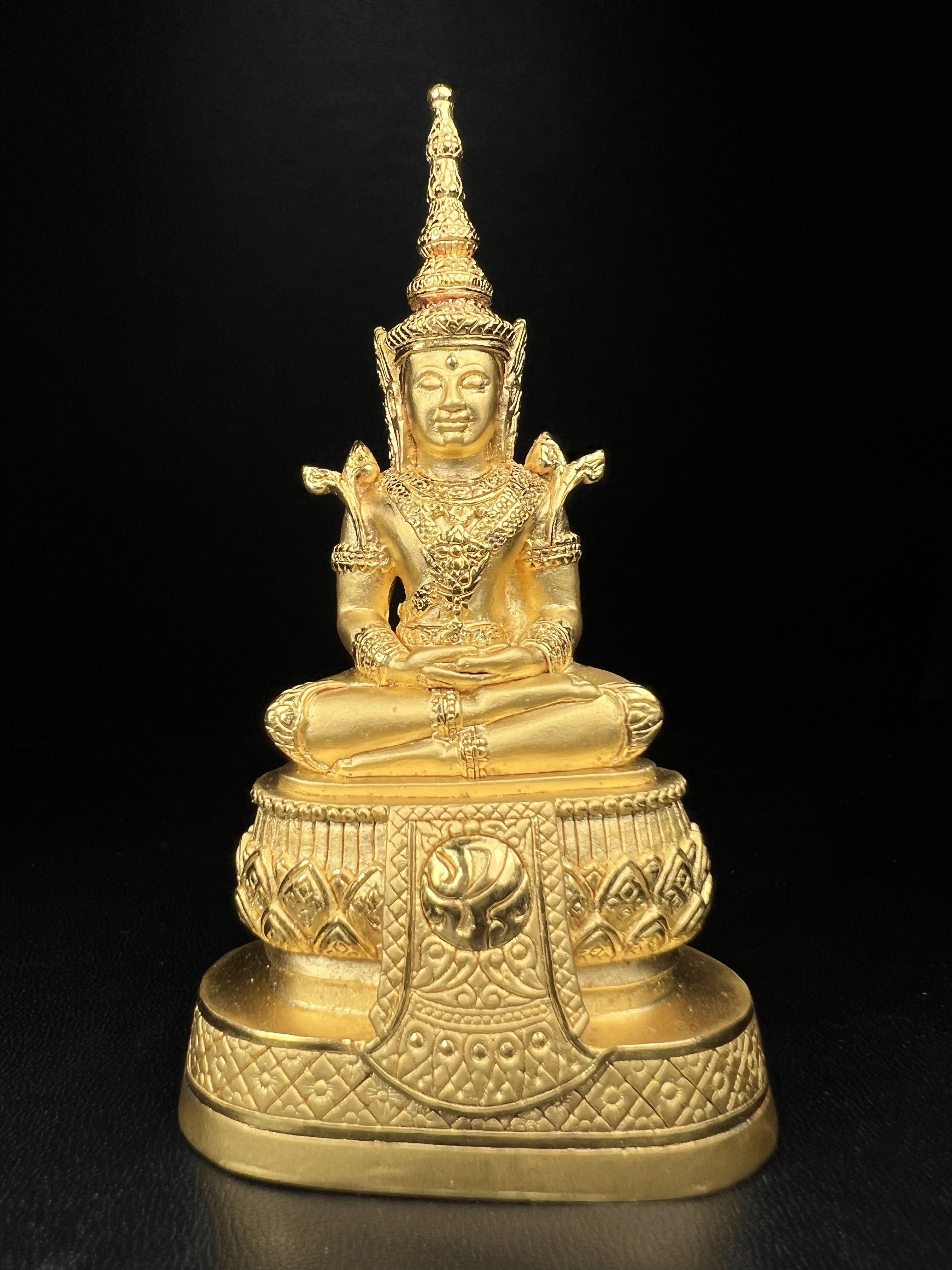 พระแก้วมรกต ภปร.(รุ่นแรก)ปี2545 รุ่นฉลองกรุงรัตนโกสินทร์ครบ 220 ปี หล่อลอยองค์ เนื้อทองคำบริสุทธิ์99.99% ขนาดบูชา 50*90 มม.(องค์หมายเลข ๗๘๙)(เลขมังกร 789 พลังแห่งความ มั่งคั่ง ร่ำรวย อำนาจ บารมี)สุดยอดมงคลแผ่นดินที่ควรเก็บรักษา บูชาเป็นมงคลชีวิต(หายากมาก)