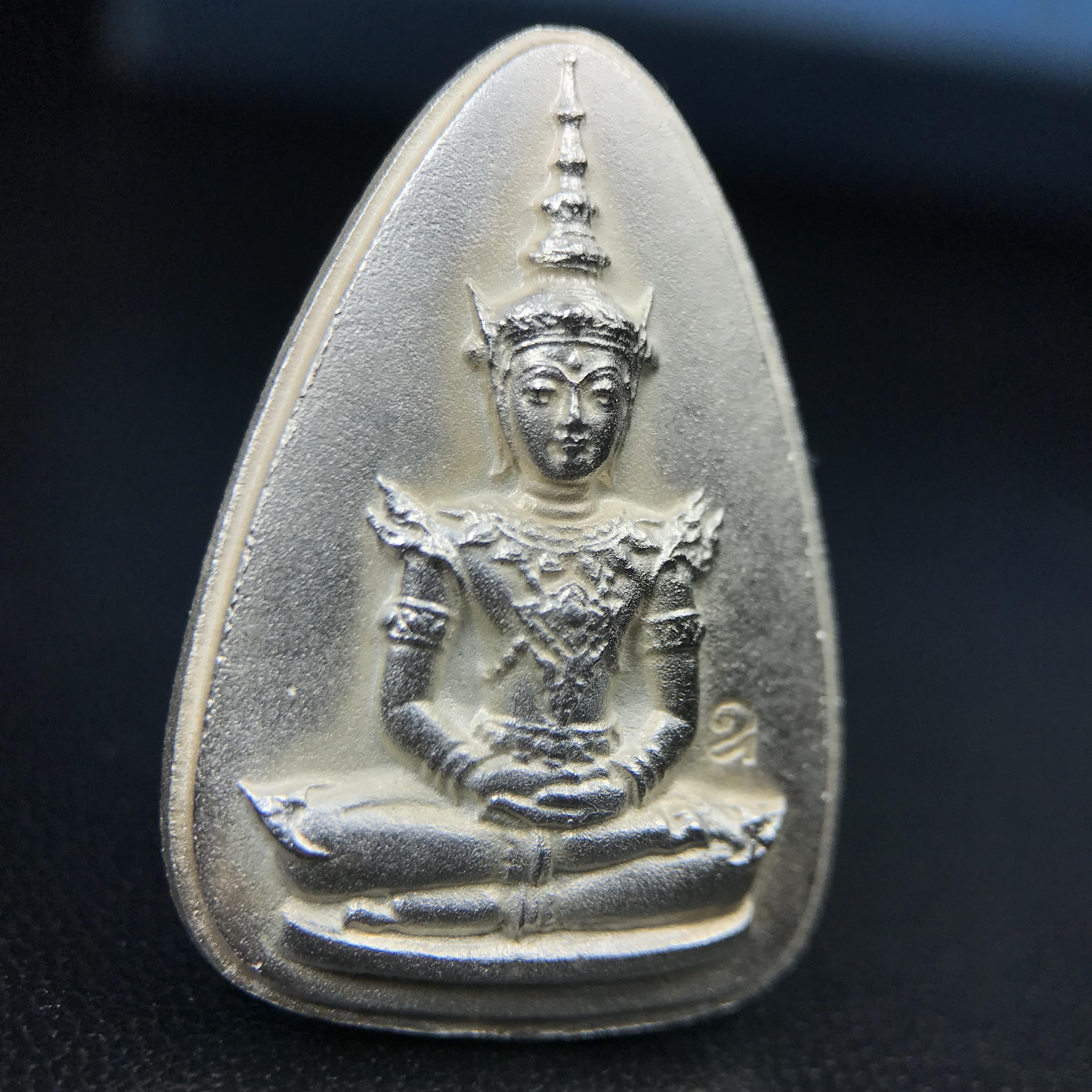 พระแก้วมรกต ญสส. สมเด็จพระญาณสังวร สมเด็จพระสังฆราช วัดบวรนิเวศวิหาร รุ่นมรดกไทย มรดกโลก พ.ศ.2536 จัดสร้างโดยมูลนิธิปริยัติศึกษา ในพระสังฆราชูปถัมภ์ เนื้อเงิน พิมพ์ใหญ่ขนาดสูง 3 ซ.ม. พร้อมกล่องบรรจุเดิมครบ