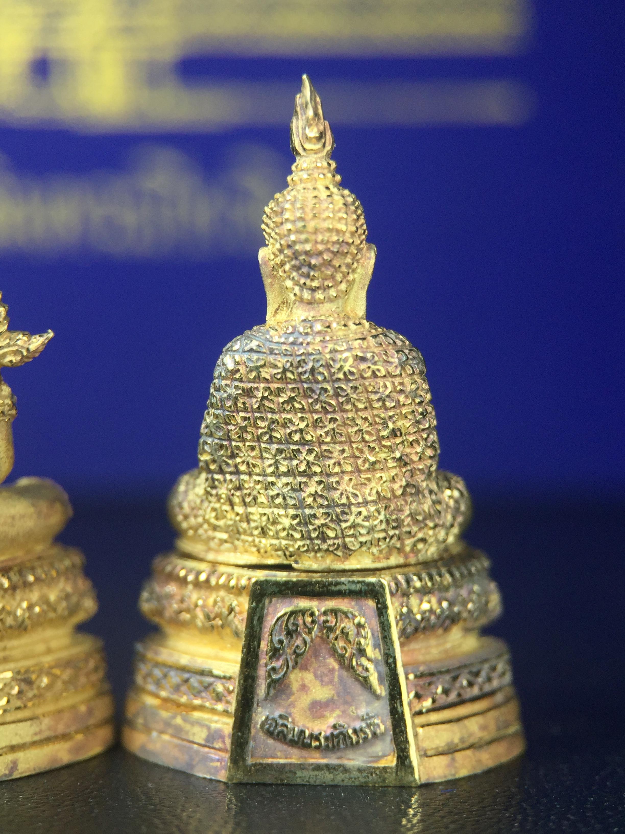 พระพุทธมหามณีรัตนปฎิมากร(พระแก้วมรกต)รุ่น เฉลิมพระเกียรติ วัดพระศรีรัตนศาสดารามราม(วัดพระแก้ว) ปี2543 เนื้อเงินชุบทองพ่นทรายขัดเงาบางส่วน พิมพ์ใหญ่ลอยองค์ ชุด 3 ฤดู ตอกโค๊ตหมายเลขเดียวกันทั้ง3องค์ ชุดหมายเลข( ช147)สภาพผิวสวยดุจทองคำกล่องบรรจุเดิมครบ