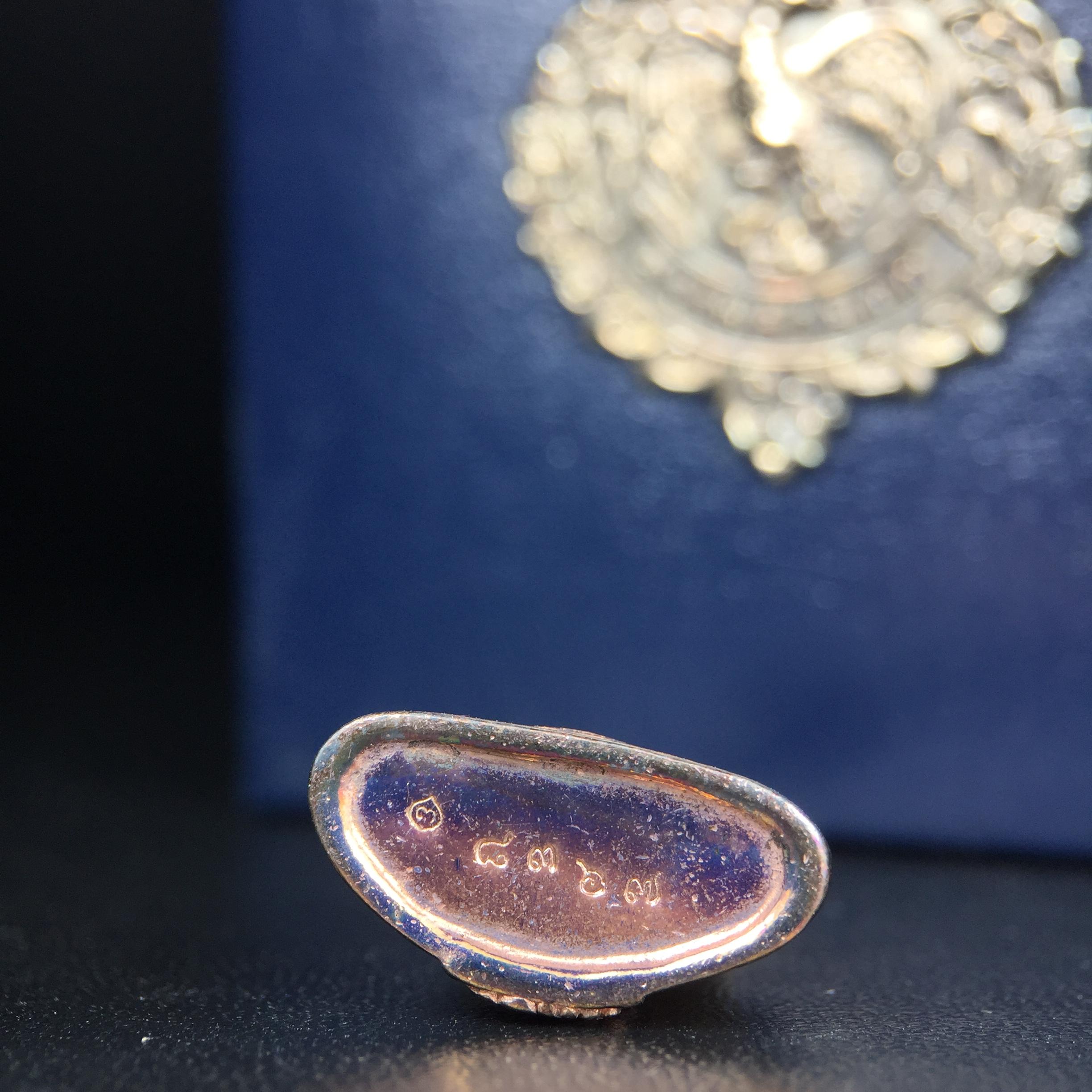 พระแก้วมรกต กรมสรรพสามิตจัดสร้างขึ้นเนื่องในโอกาสครบรอบ 64 ปีของกรมสรรพสามิต และเนื่องในวโรกาสที่พระบาทสมเด็จพระเจ้าอยู่หัวทรงครองราชย์ครบ 50 ปีในปีกาญจนาภิเษก เมื่อ พ.ศ.2539 เนื้อเงิน ชุบทองสามกษัตริย์(ผิวเดิมรุ้งๆสวย) พร้อมกล่องบรรจุเดิม