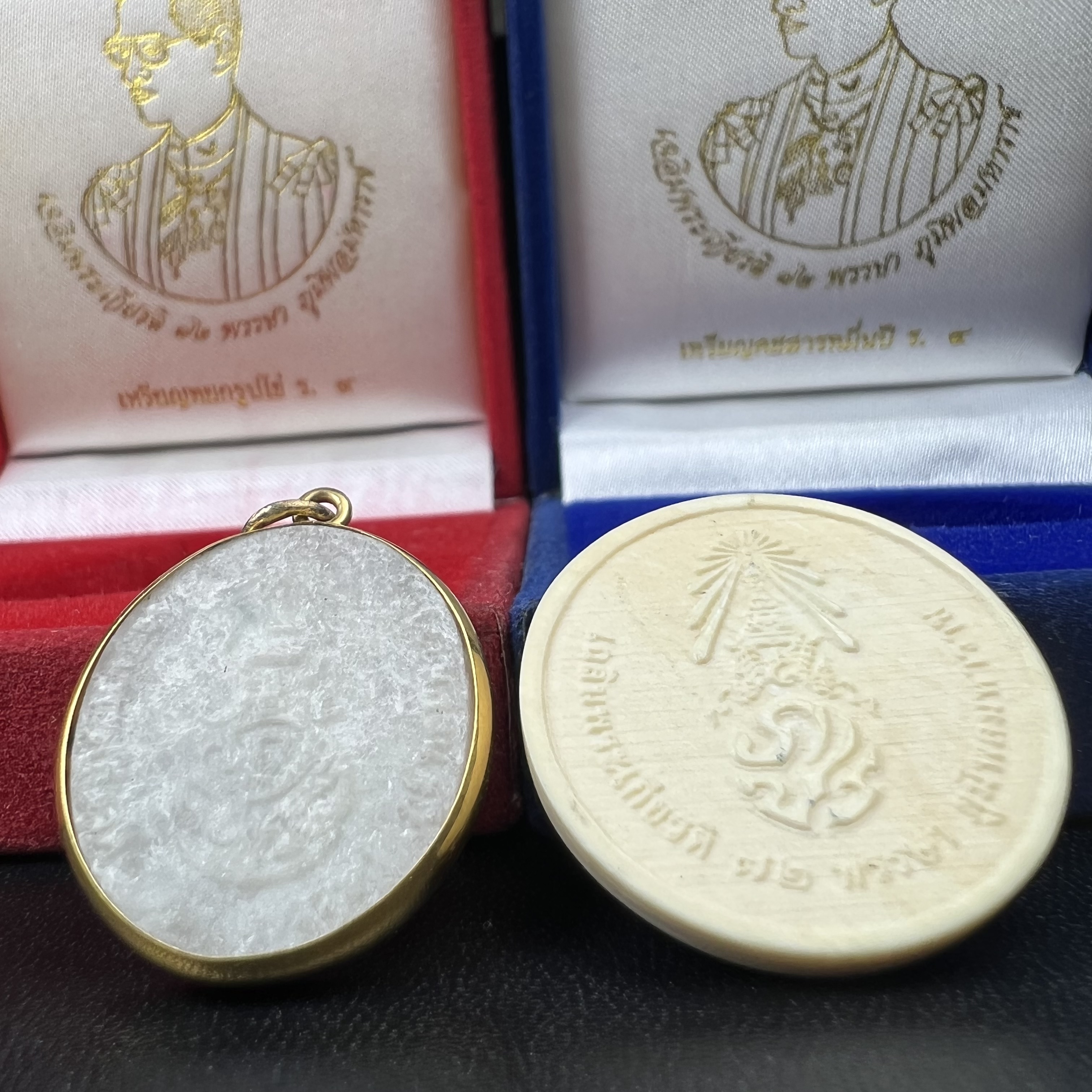 พระบรมฉายาลักษณ์ ร.9 เหรียญหยกรูปไข่เลี่ยมทองคำแท้(งานเลี่ยมเดิมจากผู้จัดสร้าง)+พระบรมฉายาลักษณ์ เหรียญคชสารหมื่นปี ร.9 หน้ากากทองคำ เฉลิมพระเกียรติ 72 พรรษา ภูมิพลมหาราช ปี 2542(1ชุด2องค์)(อีกหนึ่งวัตถุมงคลที่ระลึกของพระองค์ท่านที่พบเจอหายากมากในปัจุบัน)