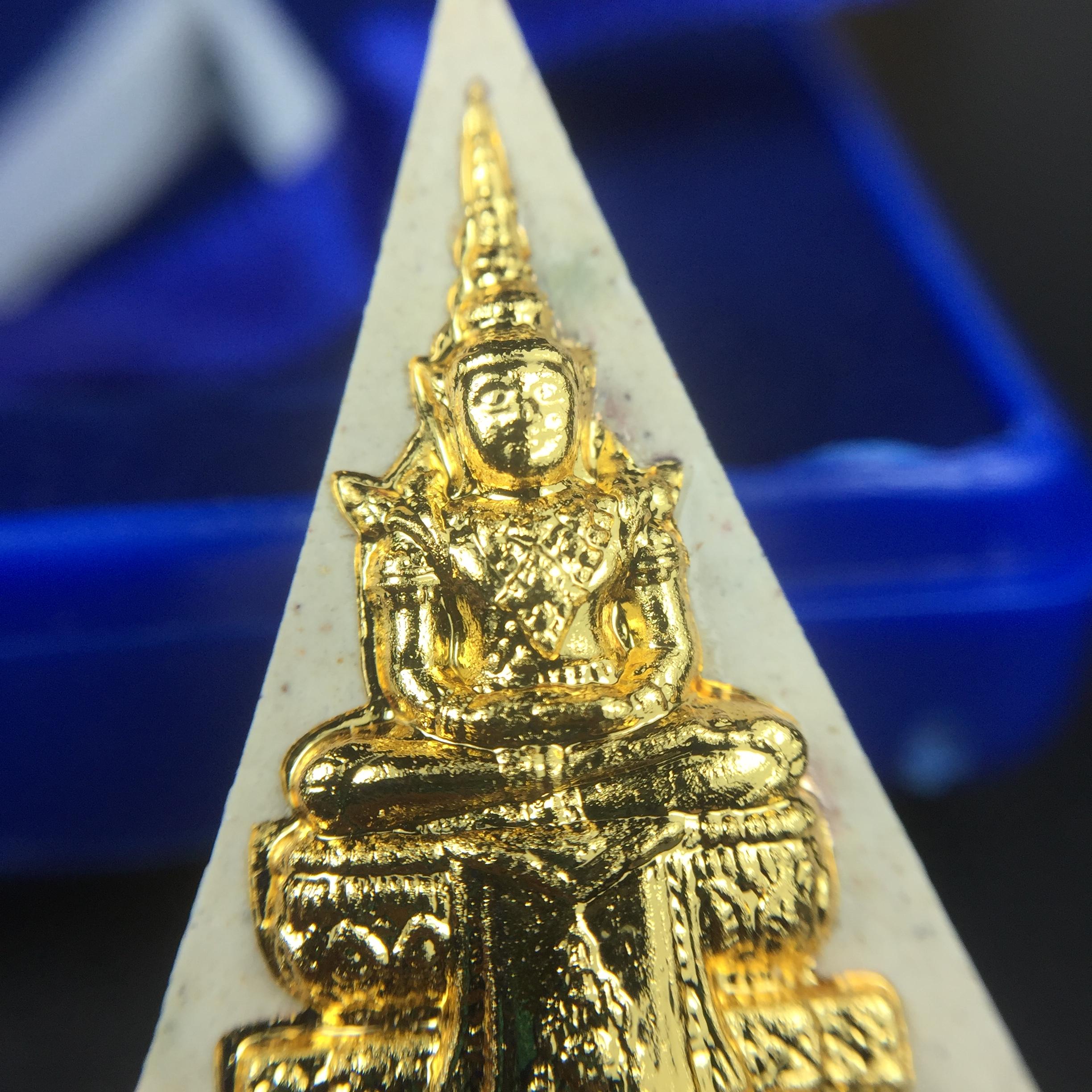 พระแก้วมรกต(จำลอง)ทรงเครื่องฤดูร้อน พระผงบูชา ด้านหน้าปิดทอง ด้านหลังตราสัญลักษณ์ฉลองสิริราชสมบัติครบ 60ปี เนื้อเงินขึ้นสีรุ้งธรรมชาติสร้างสรรค์งดงาม(รุ่นนี้ได้พระราชทานเส้นพระเจ้า(เส้นผม)รัชกาลที่9ในการจัดสร้าง)