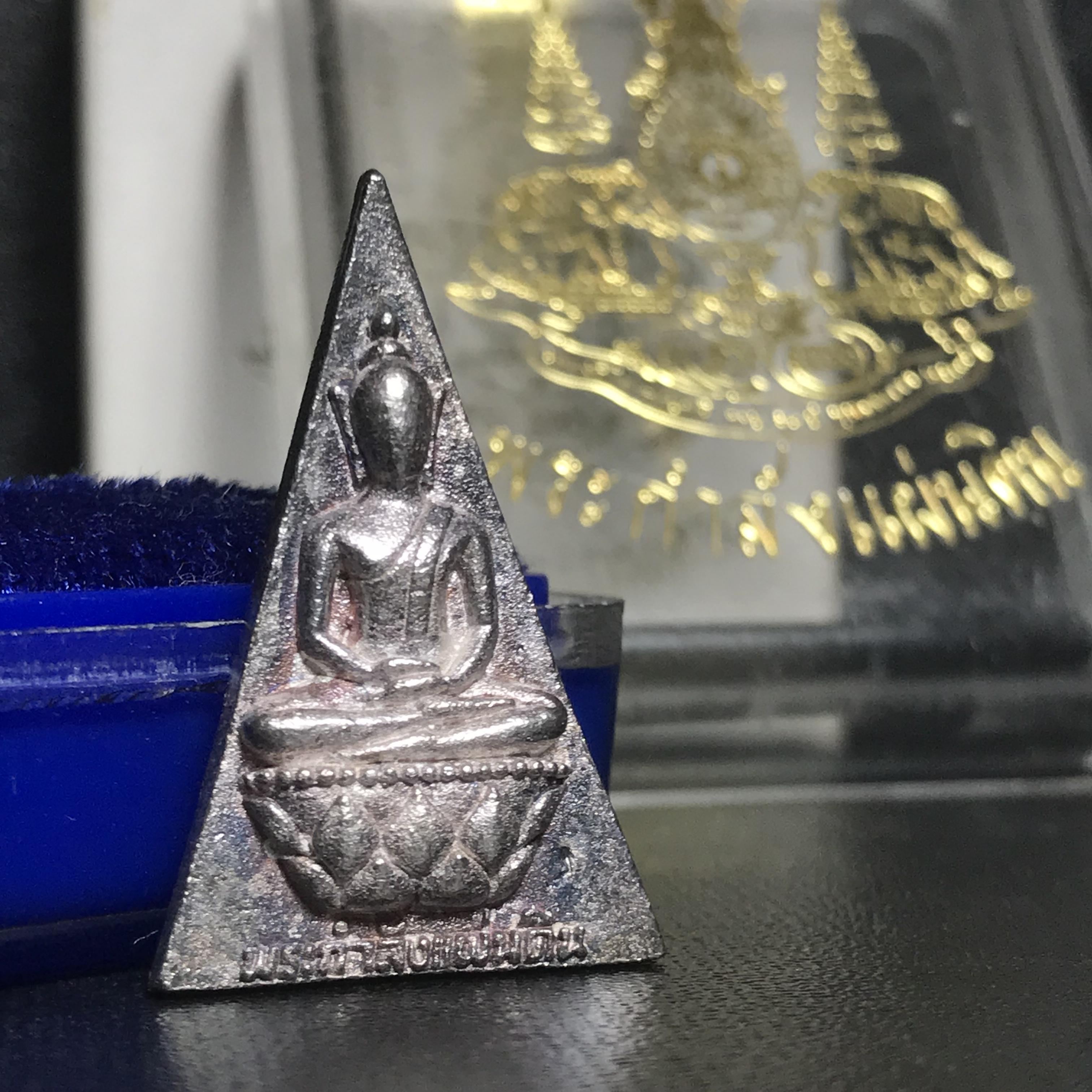 พระกำลังแผ่นดิน (สมเด็จจิตรลดา2) จัดสร้างเฉลิมพระเกียรติ ร.9 ครองราชย์ 50 ปี 2539 เนื้อเงิน(ผิวเดิมขึ้นสีรุ้งสวยมาก)(สร้างน้อยหายาก)พร้อมกล่องบรรจุเดิมครบสมบูรณ์ยุคแรก(1ใน2539องค์)