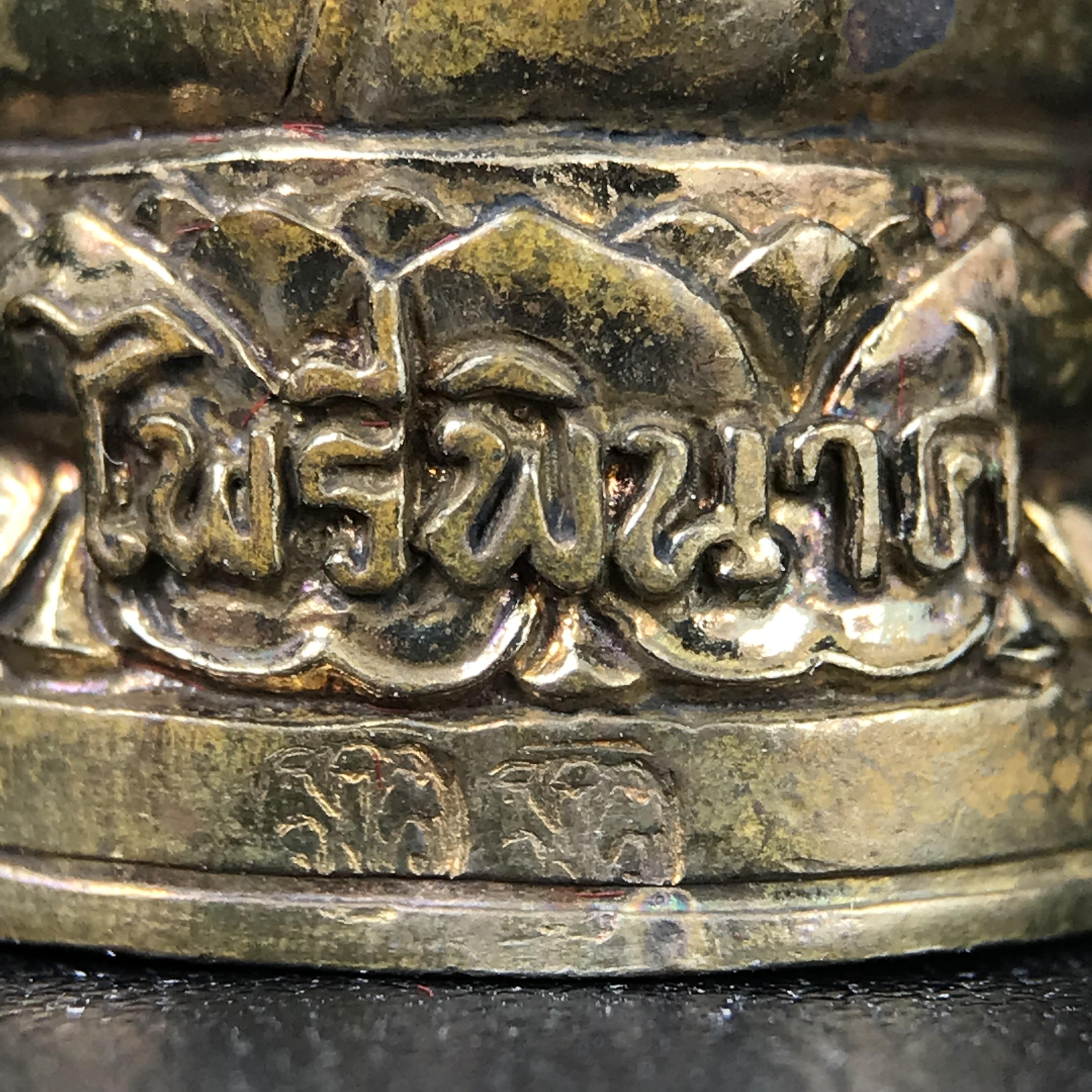 พระกริ่งไพรีพินาศ บรรจุเหล็กไหล ครั้งแรกและครั้งเดียวในประวัติศาสตร์ เฉลิมพระเกียรติ พระบาทสมเด็จพระเจ้าอยู่หัวรัชกาลที่9 พระชนมพรรษา 6 รอบ ปี2542 เนื้อสัมฤทธิ์(บรรจุเหล็กไหล)ดีนอก-ดีใน พิธีใหญ่ มวลสารเด่น(พิเศษกรรมการ ตอก 2 โค๊ต หมายเลข ๑๘๕๘)หายาก