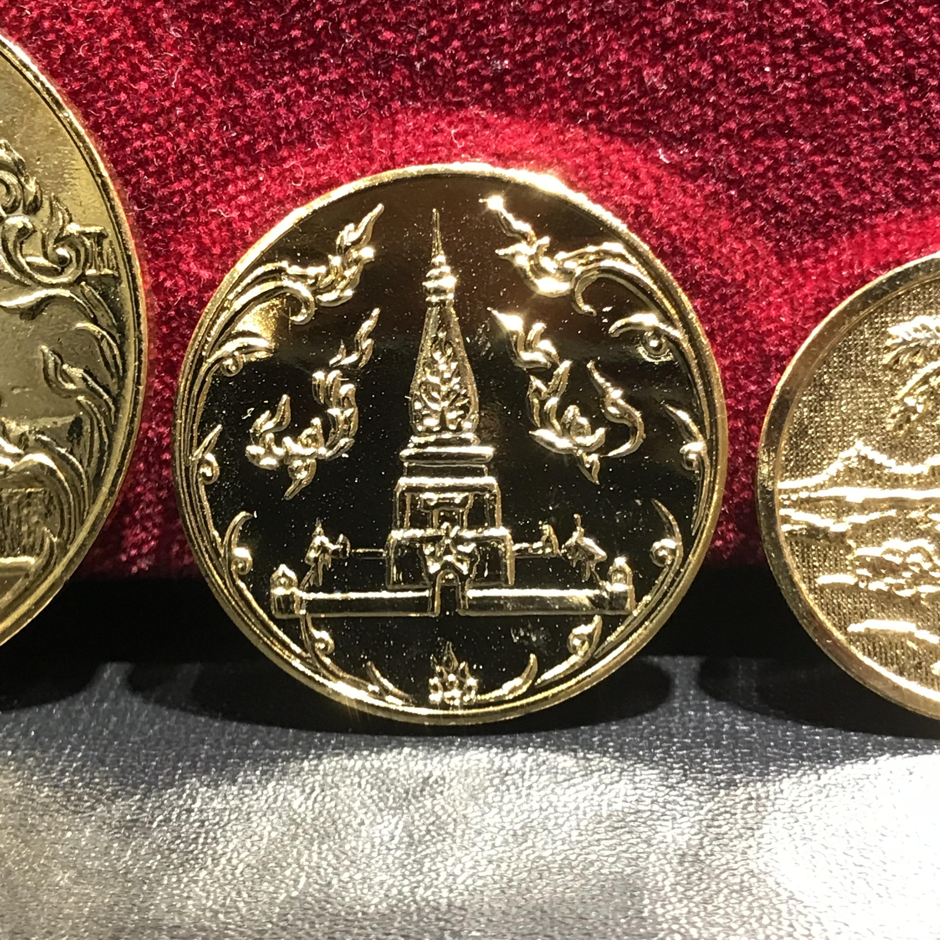 เหรียญที่ระลึกเฉลิมพระเกียรติ์ ฉลองสิริราชสมบัติ ครบ 50ปี รัชกาลที่9 ตรากาญจนาภิเษก สวนสยามทะเลกรุงเทพ จัดสร้าง ปี2539(ครบชุดพร้อมกล่องบรรจุเดิม)