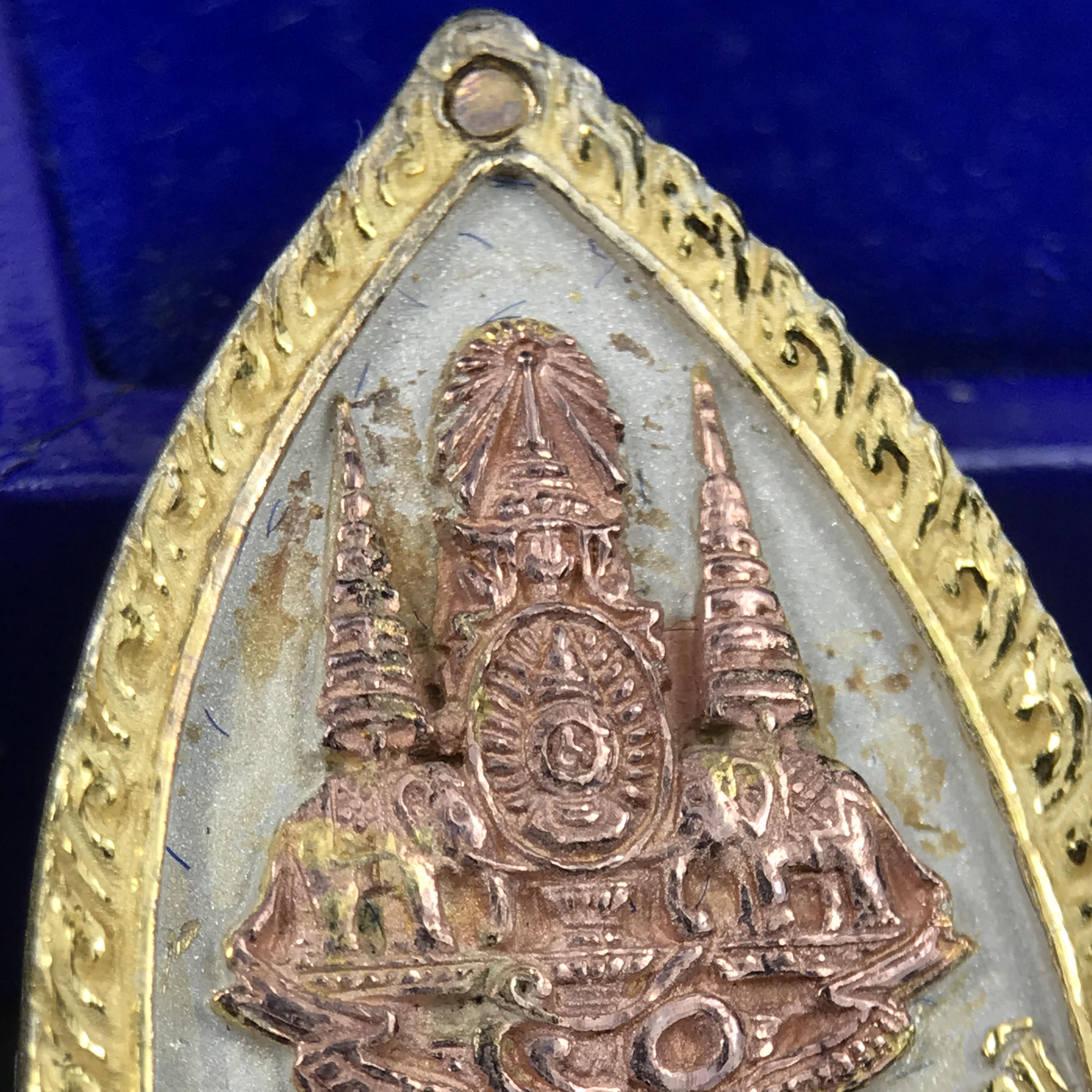 พระพุทธกาญจนพรสยามภูมิ ภปร. ปี 2539 เนื้อเงินสามกษัตริย์พื้นทรายประกาย(ผิวเดิมสวย) พิมพ์ทรงใบขนุน ขนาด3.2ซม. พระพุทธรูปประจำพระชนมวาร รัชกาลที่9 จัดสร้างในวโรกาสทรงครองสิริราชสมบัติครบ50ปี(องค์หมายเลขมหามงคลเลข ๙๙๙(เจริญก้าวหน้าในทุกด้าน)(1 ใน 5000 องค์)