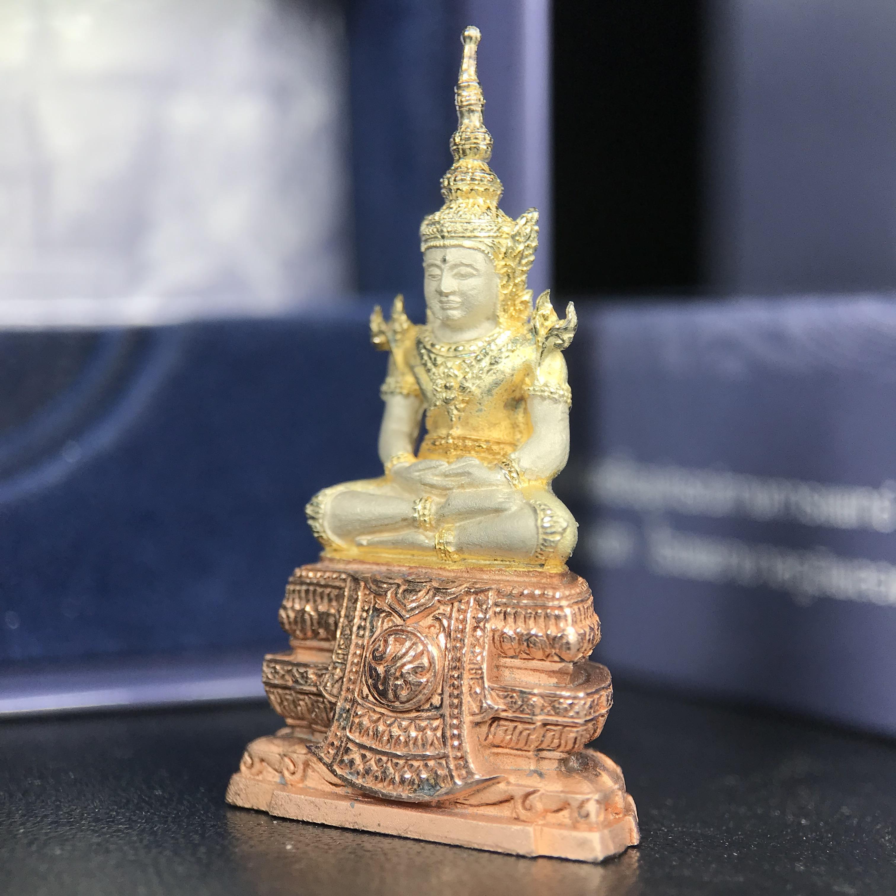 พระแก้วมรกต ภปร. ปี 2547 จัดสร้างโดยโรงพยาบาลภูมิพลอดุลยเดช เนื้อเงิน(3 กษัตริย์) ลอยองค์ หน้าตัก 1/2 นิ้ว สูง 3.7 ซม.พิธีมหามังคาภิเษก ณ พระอุโบสถวัดพระศรีรัตนศาสดาราม(วัดพระแก้ว) งดงามทรงคุณค่าอีกหนึ่งรุ่นยอดนิยม หายาก(องค์หมายเลข ๑๔๑๔)