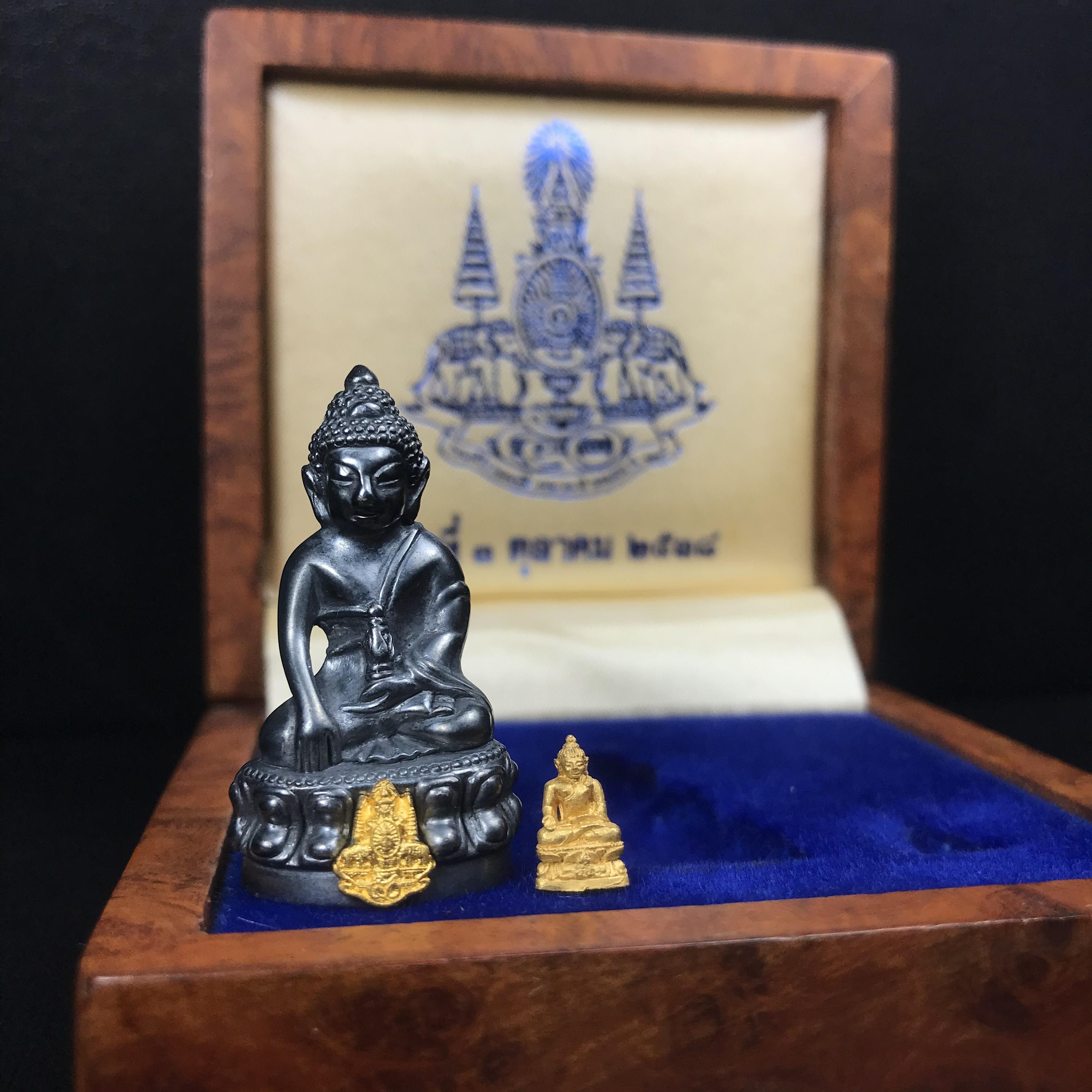 พระกริ่งสมเด็จญาณ วัดบวรนิเวศวิหาร เนื้อเงินบริสุทธิ์ 92.5% ตรากาญจนาภิเษกทองคำ+พระชัยวัฒน์ไพรีพินาศ เนื้อทองคำ พระราชทานแจกเมื่อ 3 ตุลาคม 2538 มาพร้อม กล่องลายไม้สุดหรู(ครบชุด หายาก)