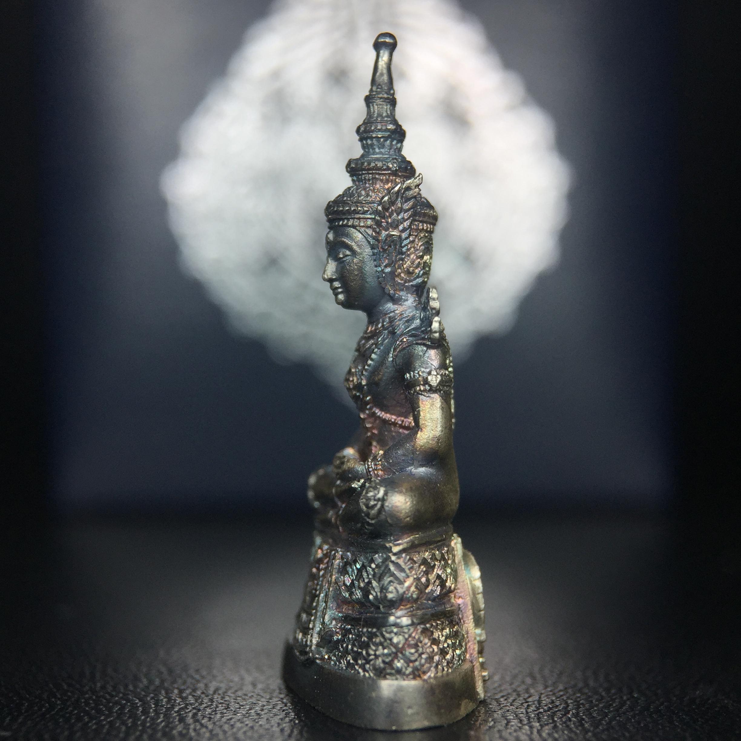 พระแก้วมรกต กรมสรรพสามิตจัดสร้างขึ้นเนื่องในโอกาสครบรอบ 64 ปีของกรมสรรพสามิต และเนื่องในวโรกาสที่พระบาทสมเด็จพระเจ้าอยู่หัวทรงครองราชย์ครบ50ปีเมื่อ พ.ศ.2539 เนื้อเงินทรายนวลขัดเงา(ผิวเดิมๆขึ้นสีรุ้งธรรมชาติสวย(สเน่ห์พระเนื้อเงินสีสันที่ธรรมชาติสรรค์สร้าง)