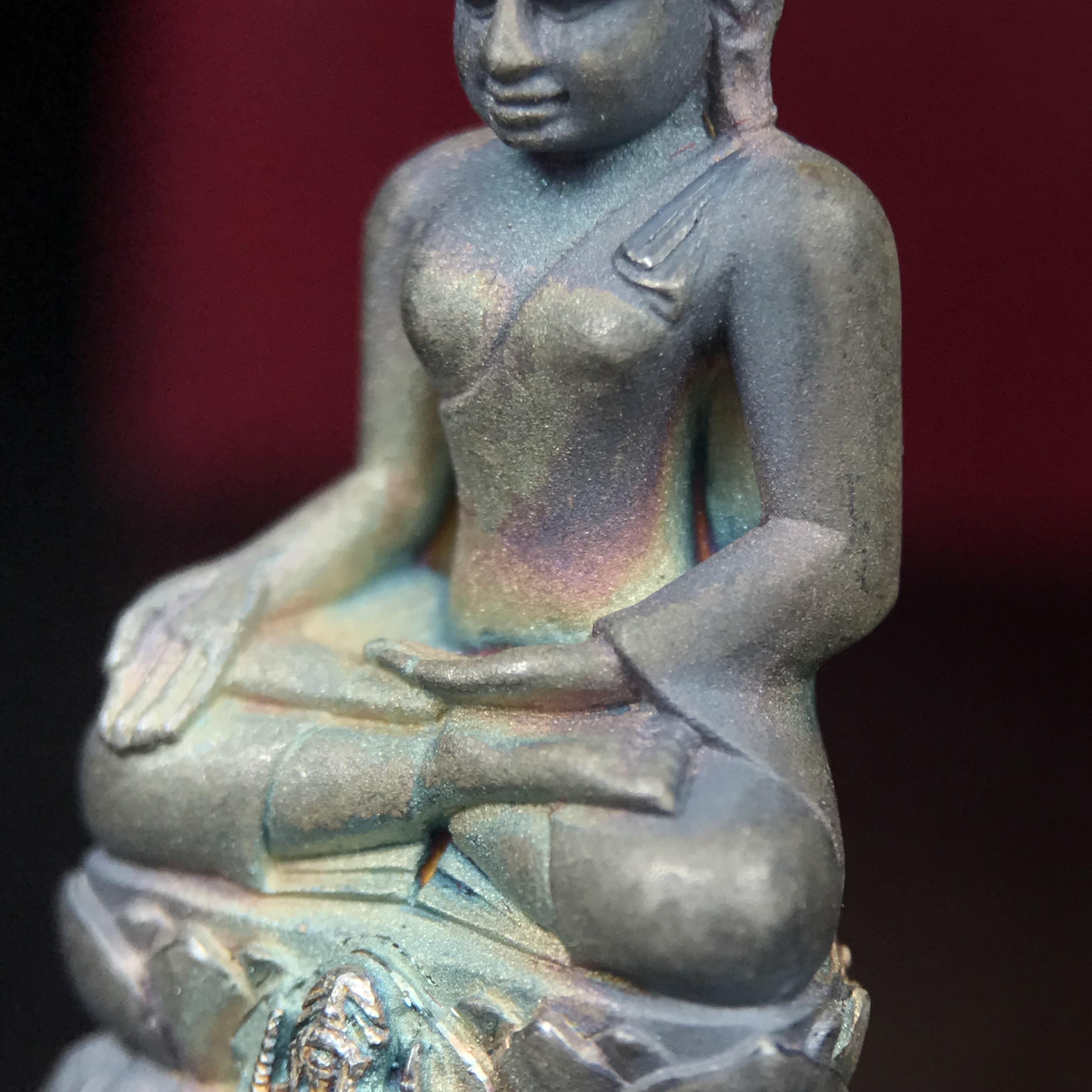 พระกริ่งไพรีพินาศ ตรากาญจนาภิเษก วัดบวรนิเวศวิหาร ที่ระลึกในหลวงรัชกาลที่9 ครองสิริราชสมบัติครบ 50ปี เนื้อเงิน(สภาพผิวเดิมขึ้นสีรุ้งธรรมชาติสวยแบบนิยม)(เสน่ห์พระเนื้อเงินสีสันที่ธรรมชาติสรรค์สร้าง)เข้มขลังทรงอานุภาพยิ่งใหญ่ กำราบศัตรูพ่ายสิ้น พระไพรีพินาศ