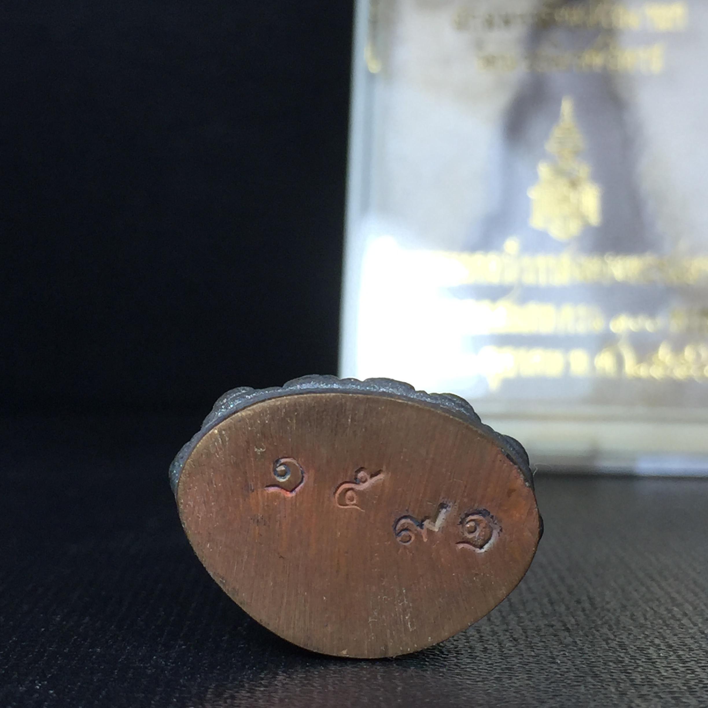 พระกริ่งชินบัญชรฉลองพระชันษา 100 ปี สมเด็จพระญาณสังวร วัดบวรนิเวศวิหาร ปี 2556 เนื้อนวโลหะผสมทองคำก้นทองแดง พิธีใหญ่ มวลสารเด่น นิยม(1 ใน 2556 องค์)