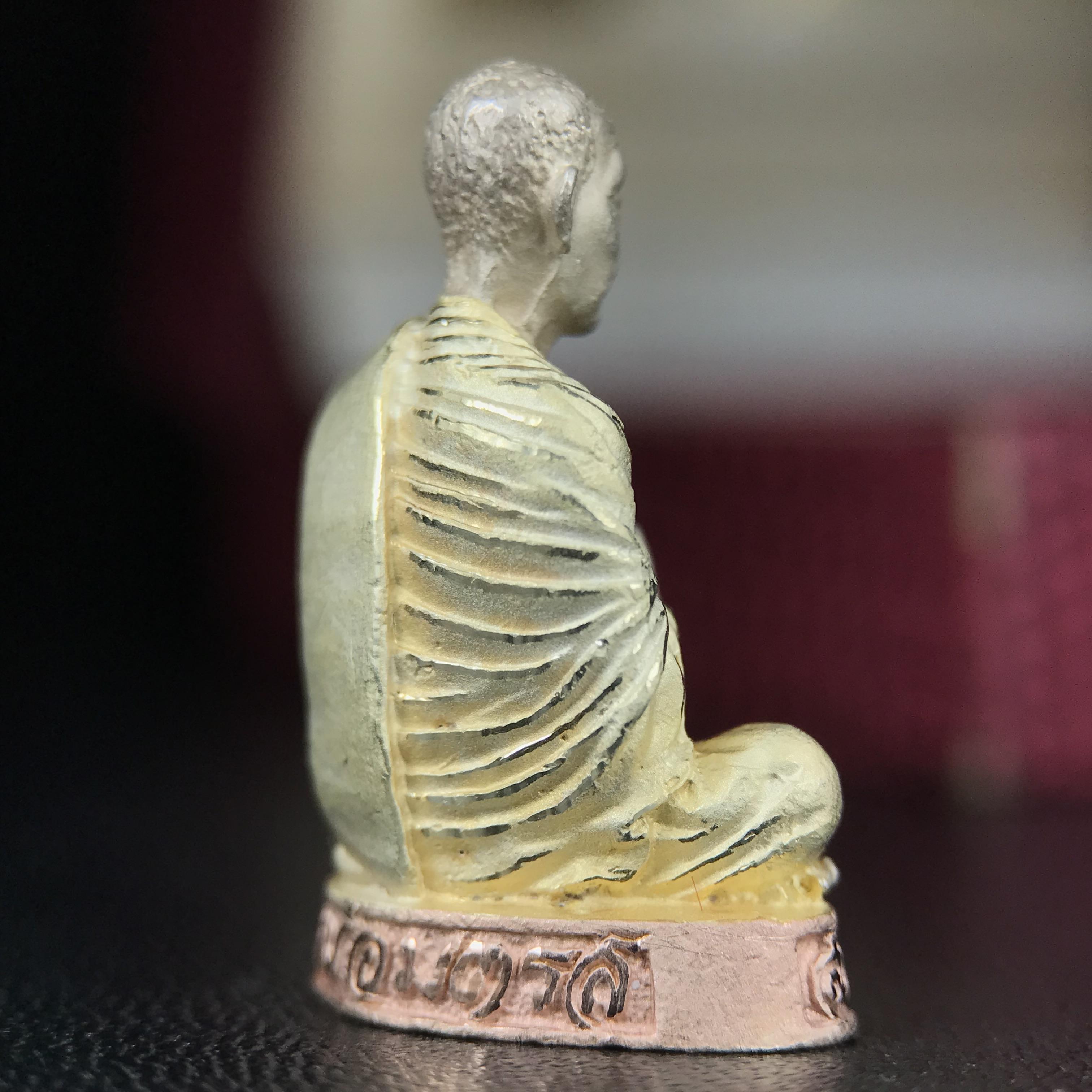 รูปเหมือนสมเด็จพระพุฒาจารย์ (โต พรหมรังสี)วัดใหม่อมตรส บางขุนพรหม ปี2540 รุ่นกาญจนาภิเษก จัดสร้างในวโรกาสที่รัชกาลที่ 9 ทรงครองสิริราชสมบัติ ครบ 50ปี ลอยองค์พิมพ์ใหญ่ เนื้อเงินบริสุทธิ์ 99.9% แบบชุบสามกษัตริย์ขัดเงาบางส่วน พร้อมกล่องบรรจุเดิมครบ