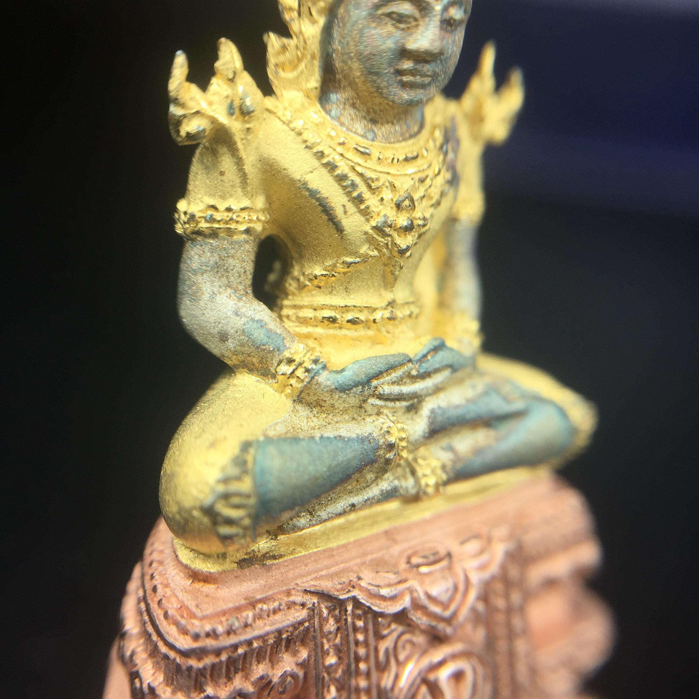 พระแก้วมรกต ภปร. ปี2547 จัดสร้างโดย รพ.ภูมิพลฯ เนื้อเงิน (3 กษัตริย์)ลอยองค์ หน้าตัก 1/2 นิ้ว (สภาพผิวเดิม ขึ้นสีรุ้งธรรมชาติ แบบนิยม) (1ใน3000องค์)