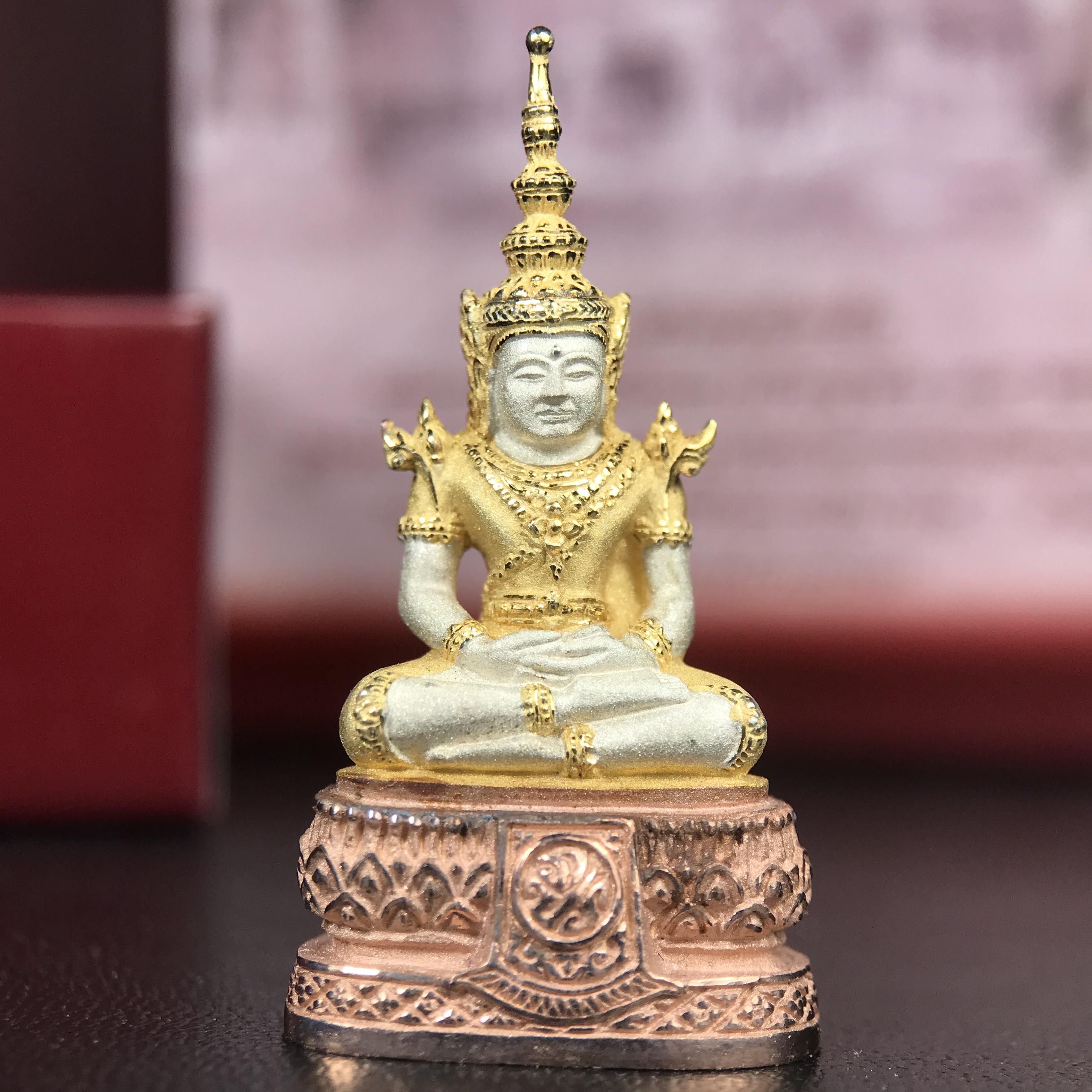 พระแก้วมรกต ภปร.(รุ่นแรก) ปี2545 จัดสร้างในมหาวโรกาส พระบาทสมเด็จพระเจ้าอยู่หัวรัชกาลที่ 9 ครบรอบ 75 พรรษา และฉลองกรุงรัตนโกสินทร์ครบ 220 ปี พิมพ์ลอยองค์ใหญ่ เนื้อเงินบริสุทธิ์ 92.5%(สามกษัตริย์) ขนาด 19*35 มม. พร้อมกล่อง สวยครบสมบูรณ์(องค์หมายเลข ๑๙๘)
