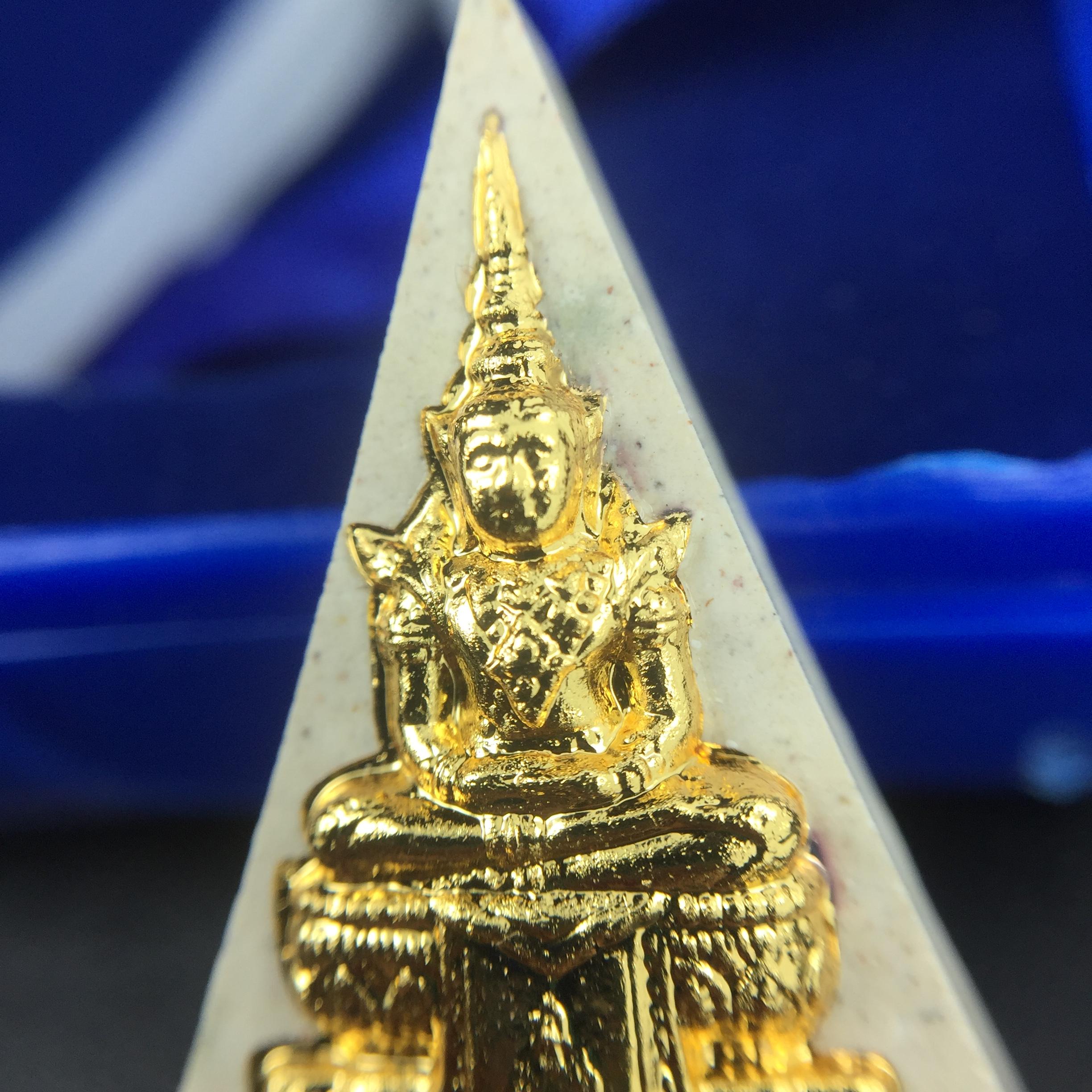 พระแก้วมรกต(จำลอง)ทรงเครื่องฤดูร้อน พระผงบูชา ด้านหน้าปิดทอง ด้านหลังตราสัญลักษณ์ฉลองสิริราชสมบัติครบ 60ปี เนื้อเงินขึ้นสีรุ้งธรรมชาติสร้างสรรค์งดงาม(รุ่นนี้ได้พระราชทานเส้นพระเจ้า(เส้นผม)รัชกาลที่9ในการจัดสร้าง)