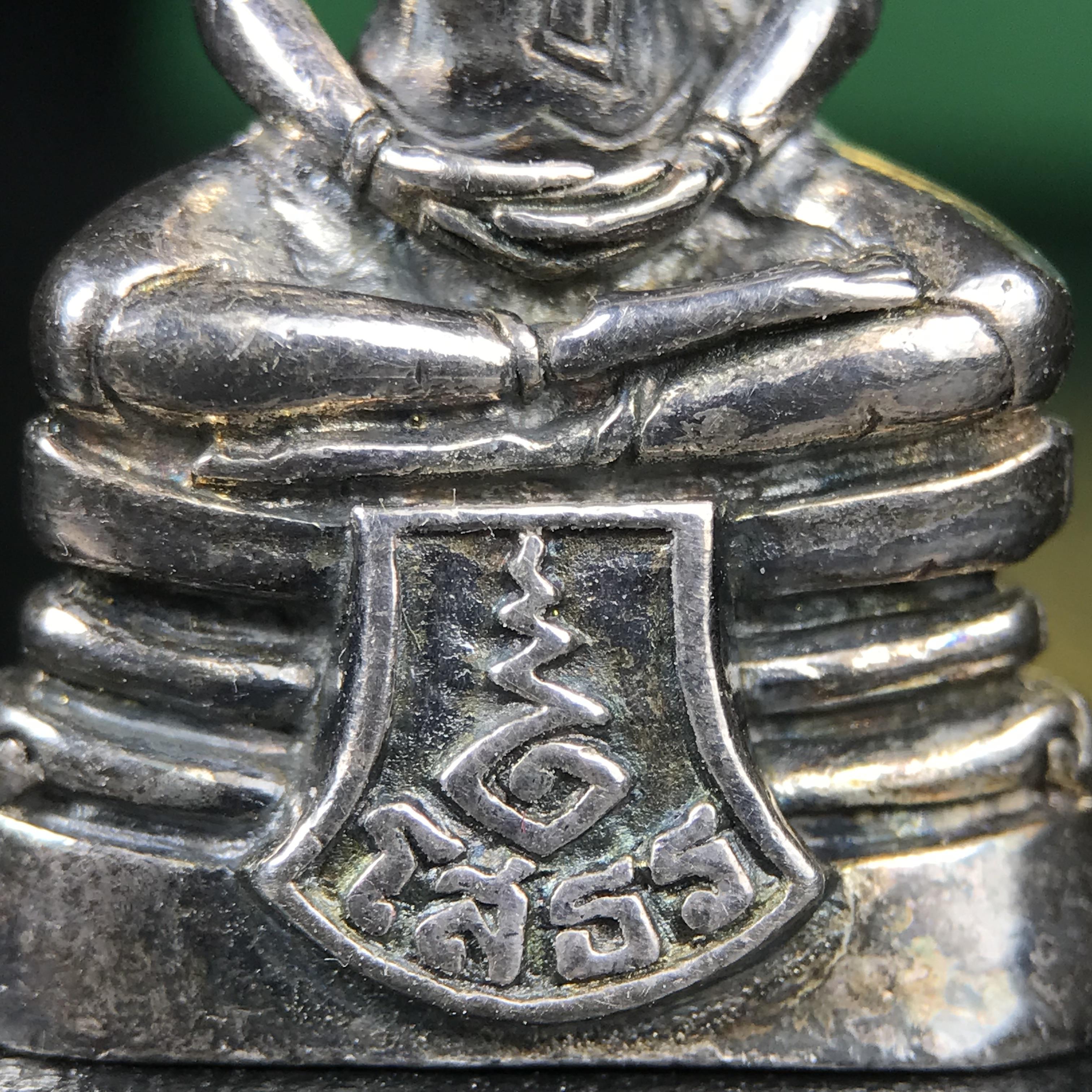 พระพุทธโสธร รุ่น กศก. 120 ปี เนื่องในโอกาสครบ 120 ปี กรมศุลกากร กระทรวงการคลัง จัดสร้าง ปี 2537 เนื้อเงินบริสุทธิ์ 99.9% ผิวขัดเงาลงดำ(เข้มขลัง)(งานบริษัท แพรนด้า จิวเวลรี่)สวยงดงาม ทรงคุณค่า