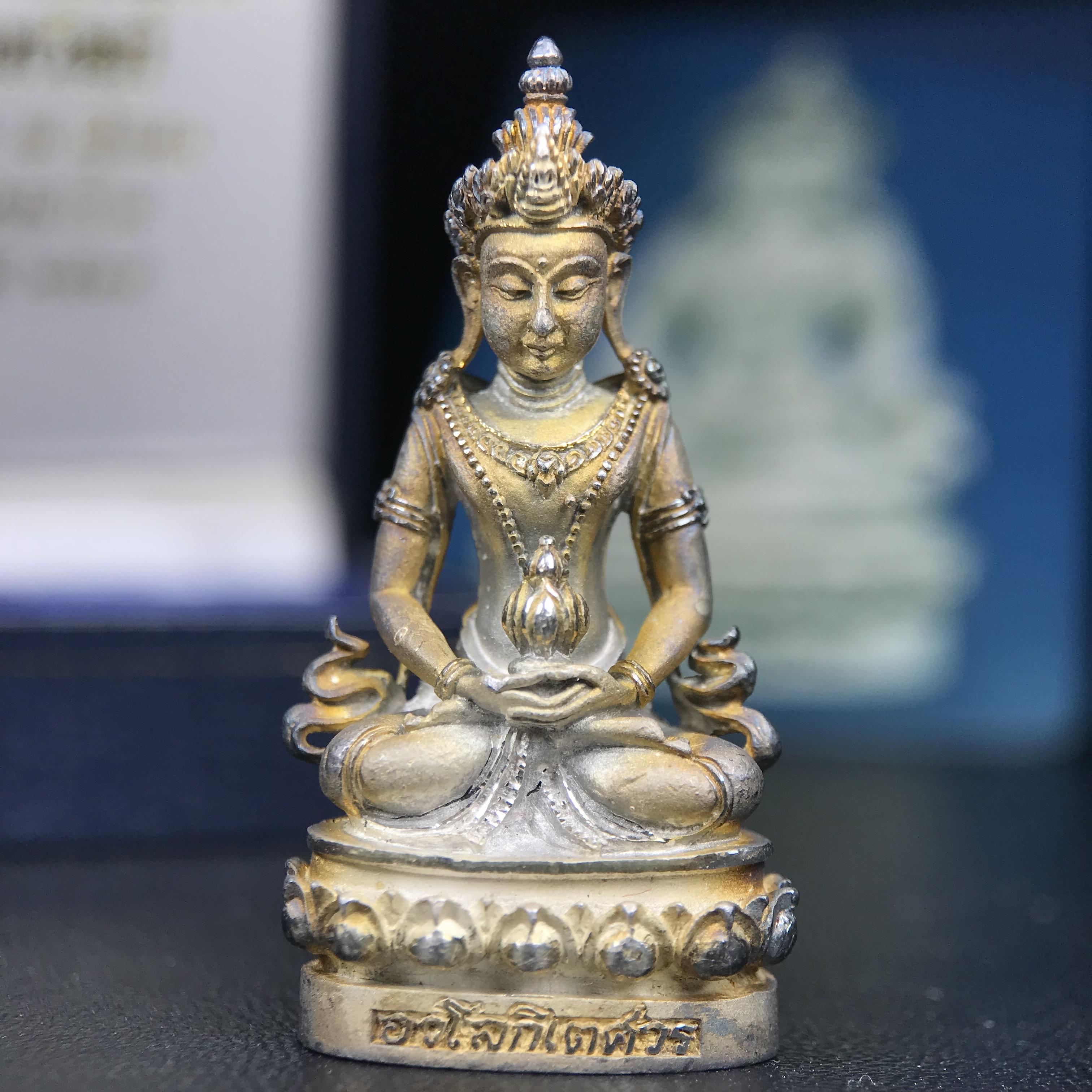 พระกริ่งอวโลกิเตศวร ( เจ้าแม่กวนอิม ) วัดโพธิ์แมนคุณาราม รุ่นอุดมโภคทรัพย์ พ.ศ.2539 เนื้อเงินพ่นทราย(ผิวเดิม ขึ้นสีรุ้งธรรมชาติ แบบนิยม เสน่ห์ของพระเนื้อเงิน) (พร้อมกล่องบรรจุการ์ดใบรับรองเดิมครบ)(อีกหนึ่งรุ่นยอดนิยม พุทธศิลป์สวยงดงาม)หายาก 1 ใน 5000 องค์