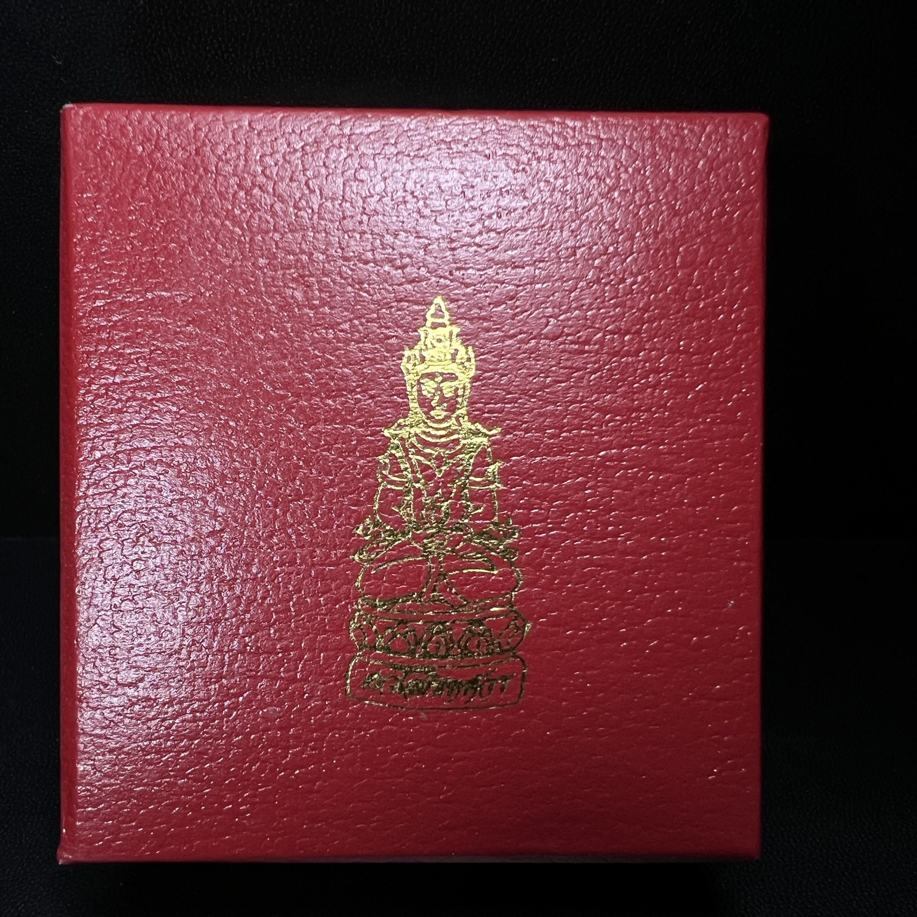 พระกริ่งอวโลกิเตศวร ( เจ้าแม่กวนอิม ) วัดโพธิ์แมนคุณาราม รุ่นอุดมโภคทรัพย์ พ.ศ.2539 เนื้อเงิน 3 กษัตริย์ (องค์พิเศษกรรมการ ฝังเพชรตำแหน่งดวงตาที่สามกลางหน้าผาก 1 เม็ด)(อีกหนึ่งรุ่นยอดนิยม พุทธศิลป์สวยงดงาม)***องค์พิเศษกรรมการฝังเพชร พบเจอน้อยหายากมาก***