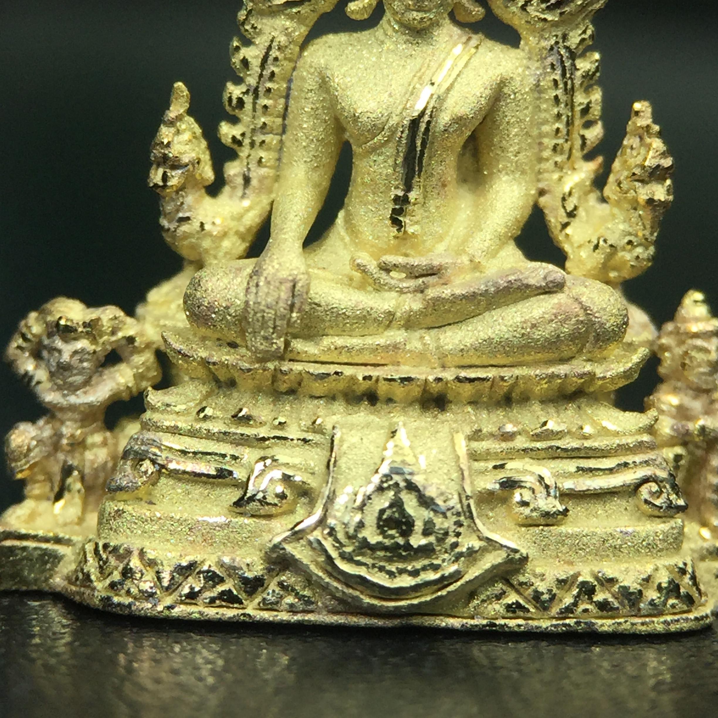 พระพุทธชินราช ภปร. ในวโรกาสพระราชพิธีมหามงคล เฉลิมพระชนมายุ6รอบ 5ธันวาคม2542 มูลนิธิพิทักษ์ดวงตาประชาชน จัดสร้าง เนื้อเงินบริสุทธิ์ 99.9% แบบชุบทองประกายเพชร 3 ไมครอน พิมพ์กลาง ขนาดสูง 2.4 ซม. พร้อมกล่องบรรจุเดิม