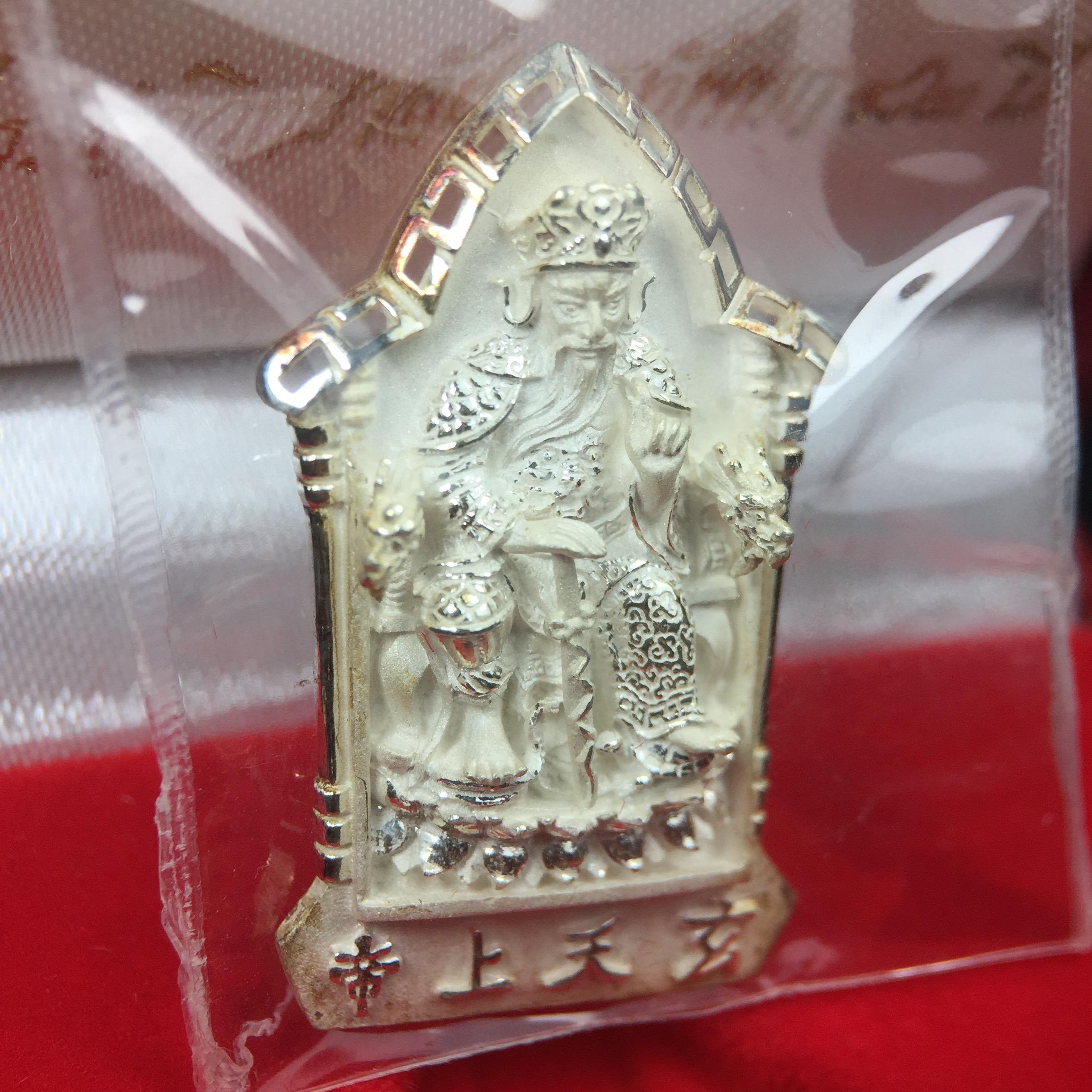 เหรียญรูปเหมือนเจ้าพ่อเสือ (ตั่วเหล่าเอี๊ย)รุ่นสองแผ่นดิน ปี 2542 หลัง ตราสัญลักษณ์ ภปร. 6รอบ 72 พรรษาในหลวงรัชกาลที่9 เสือคาบดาบ เหรียญหล่อ 3 มิติ เนื้อเงิน พิมพ์ใหญ่ ปลุกเสก ณ วัดมังกรกมลาวาส(เล่งเน่ยยี่)สภาพสวยซีนซองเดิมกล่องครบเดิม