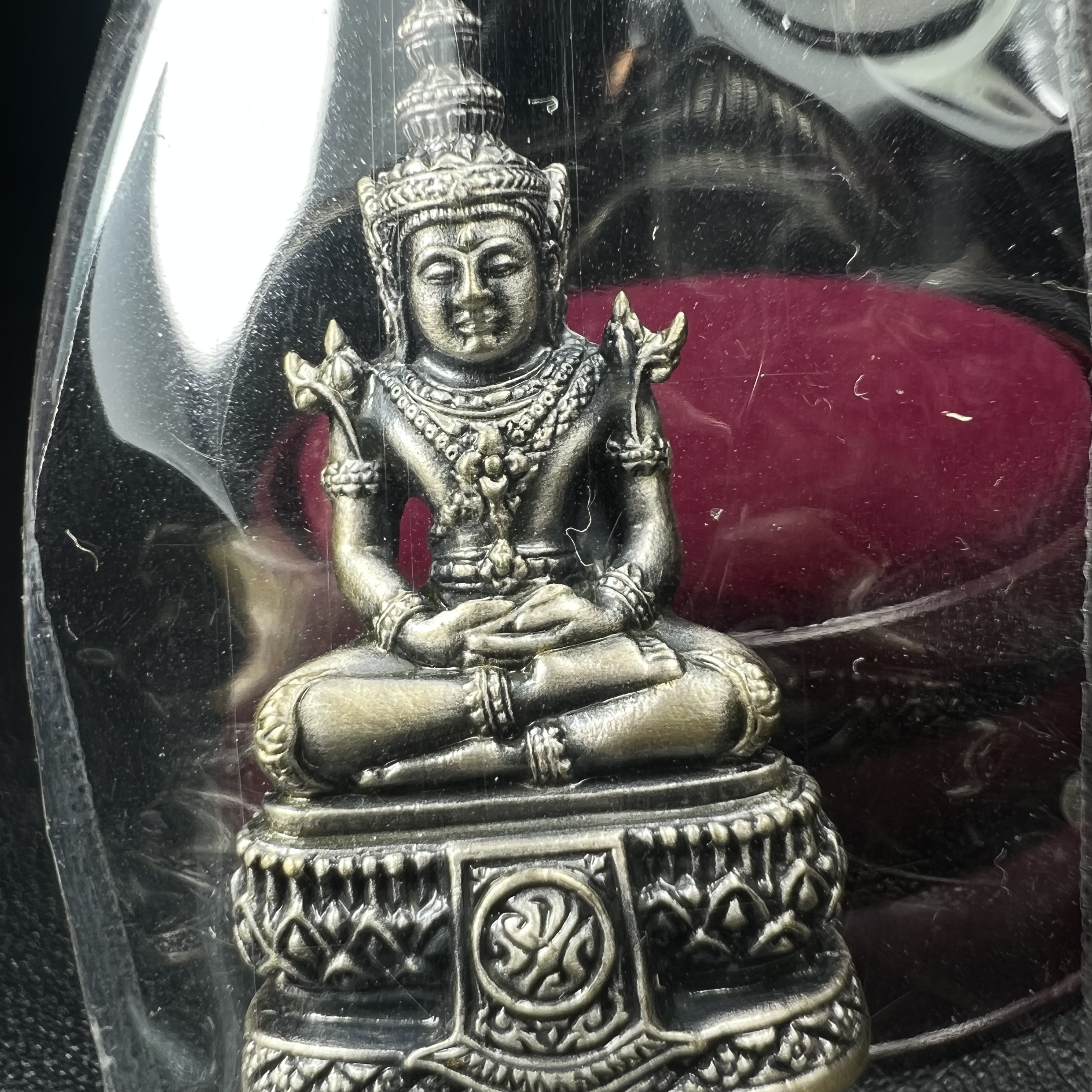 พระแก้วมรกต ภปร.(รุ่นแรก) ปี2545 รุ่นฉลองกรุงรัตนโกสินทร์ครบ 220 ปี พิมพ์ลอยองค์ใหญ่ เนื้ออัลปาก้า ชุบเงินลงดำ ขนาด 19*35 มม. พร้อมครอบตั้งโชว์เดิม องค์พระซีนซองเดิม สวยครบสมบูรณ์