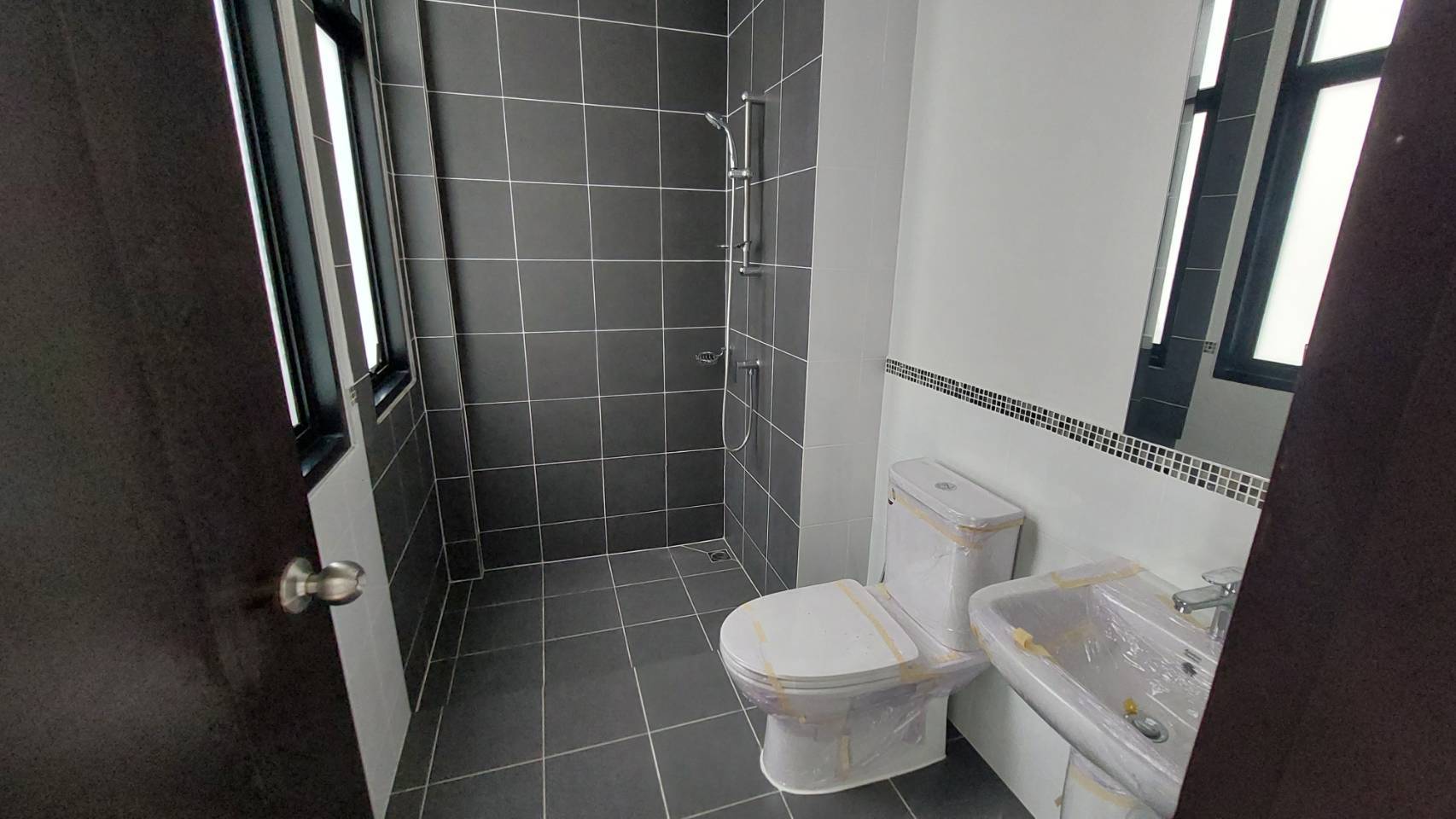 For Sales : Ratsada, 3-Storey Commercial Building, 3 bedroom 4 bathroom