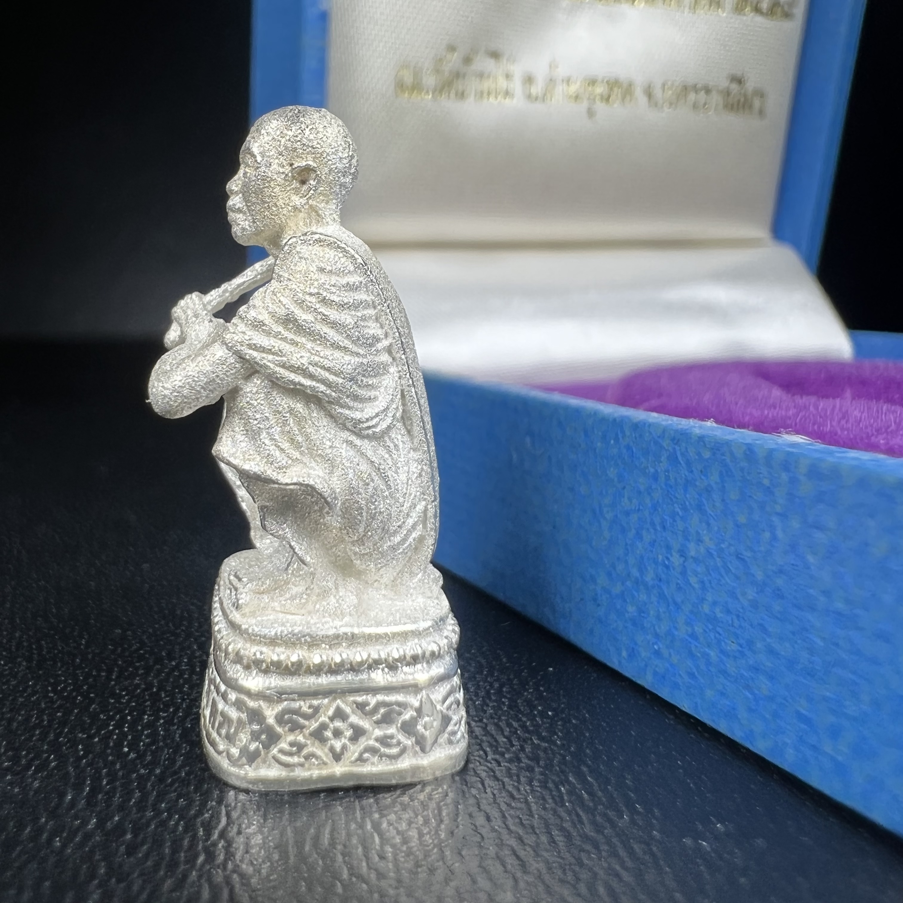 รูปหล่อหลวงพ่อคูณ รุ่นลาภ ยศ ทวีคูณ ปี2538 เนื้อเงินพ่นทรายประกายเพชร พร้อมกล่องบรรจุเดิมครบ(สภาพสวยเดิม นิยม)