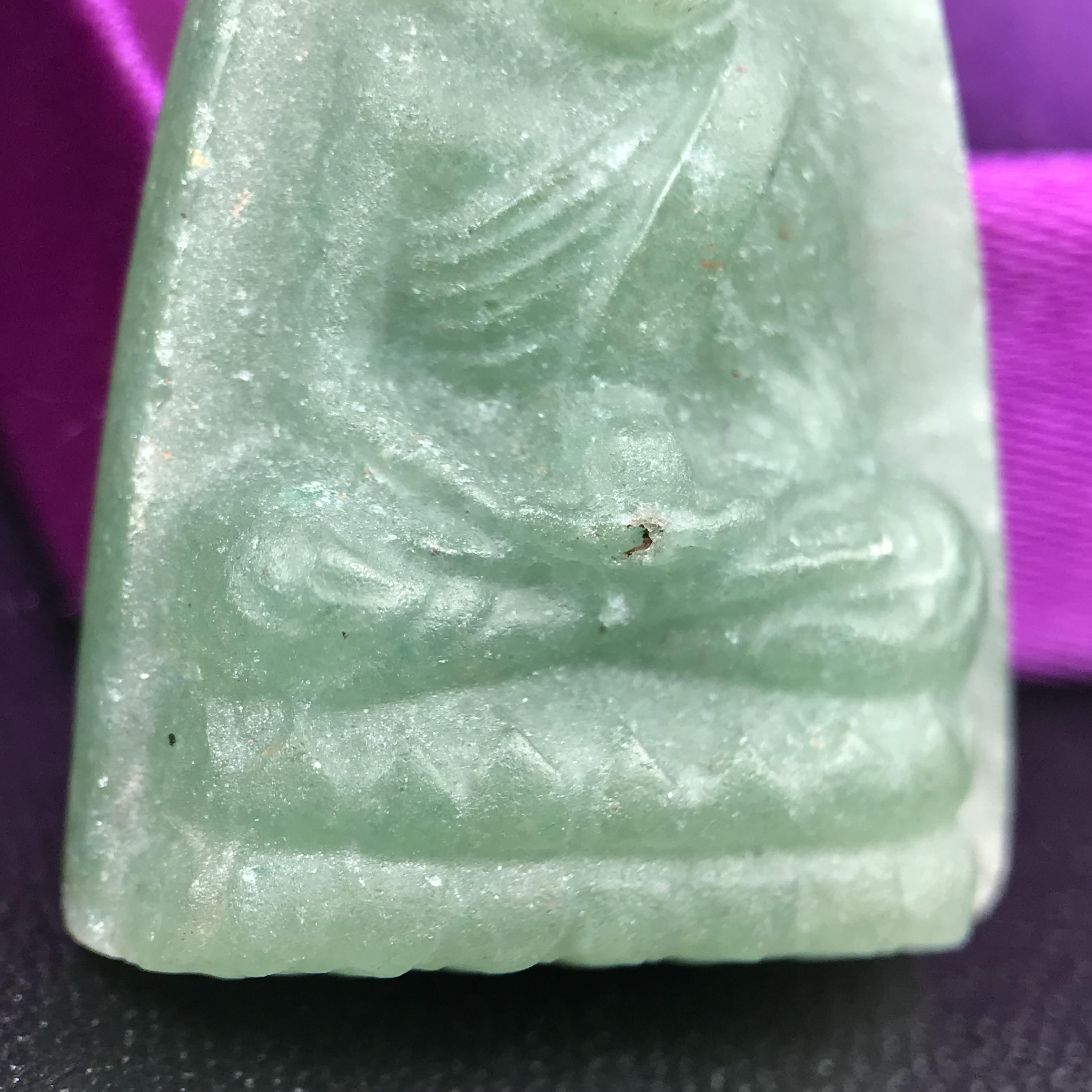 หลวงปู่ทวดหยก วัดพะโคะ จ.สงขลา ปี 2543 เนื้อหยก พิมพ์ใหญ่ ขนาด 3.5 x 2.2 ซม. ด้านหลังแผ่นโค๊ตทองคำ สร้างโดยสมาคมชาวเพชรบุรี “สมเด็จเจ้าพะโคะหลวงปู่ทวดเหยียบน้ำทะเลจืด” ครั้งแรกแห่งประวัติศาสตร์(สวยงามเป็นของล้ำค่าหายากมาก)สภาพสวยสมบูรณ์