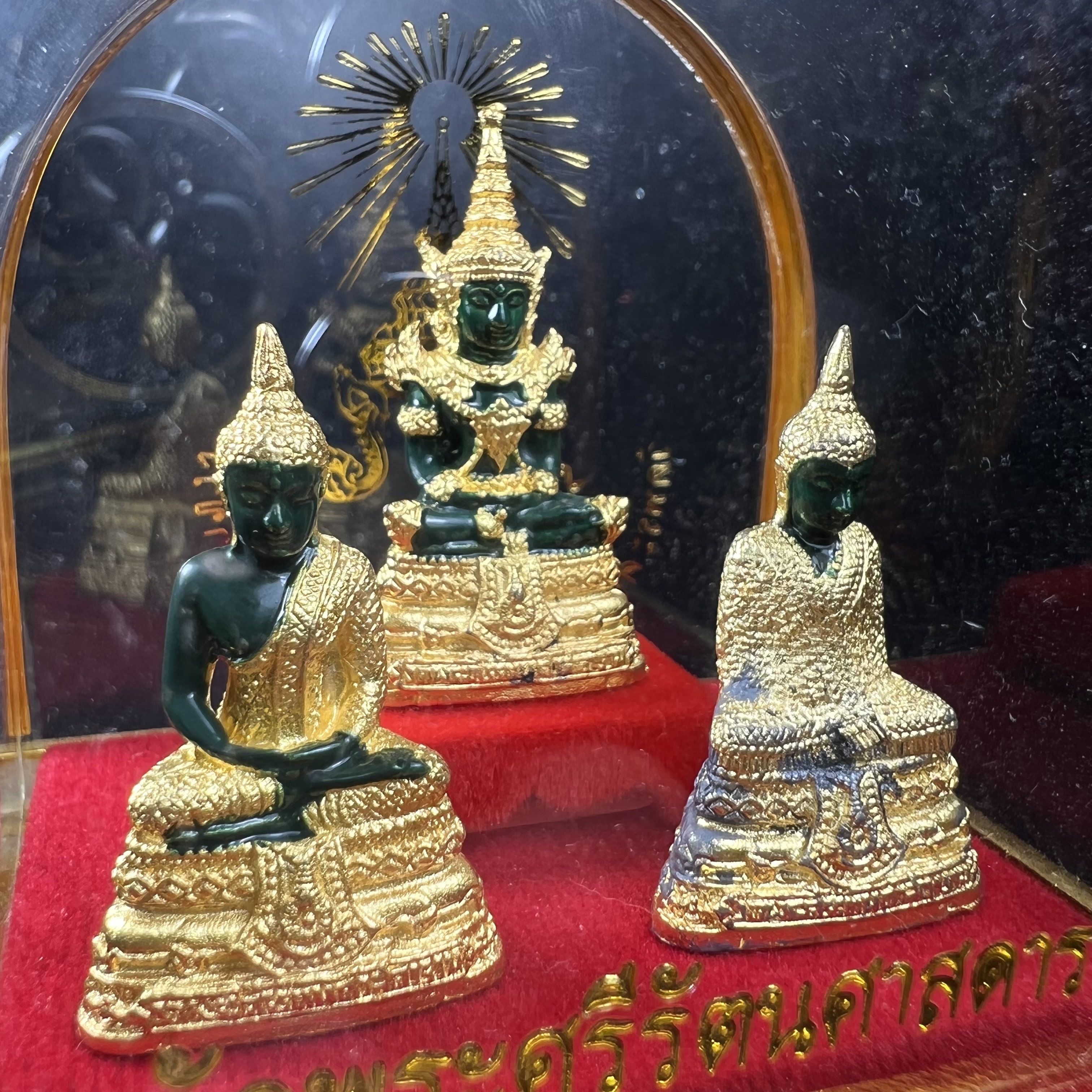 พระพุทธมหามณีรัตนปฏิมากร(พระแก้วมรกต) วัดพระศรีรัตนศาสดาราม สำนักพระราชวัง จัดสร้าง พิมพ์ทรงเครื่อง 3 ฤดู(ร้อน ฝน หนาว) หน้าตัก 1 นิ้วพร้อมครอบตู้เดิม(บรรจุมวลสารใต้ฐาน)