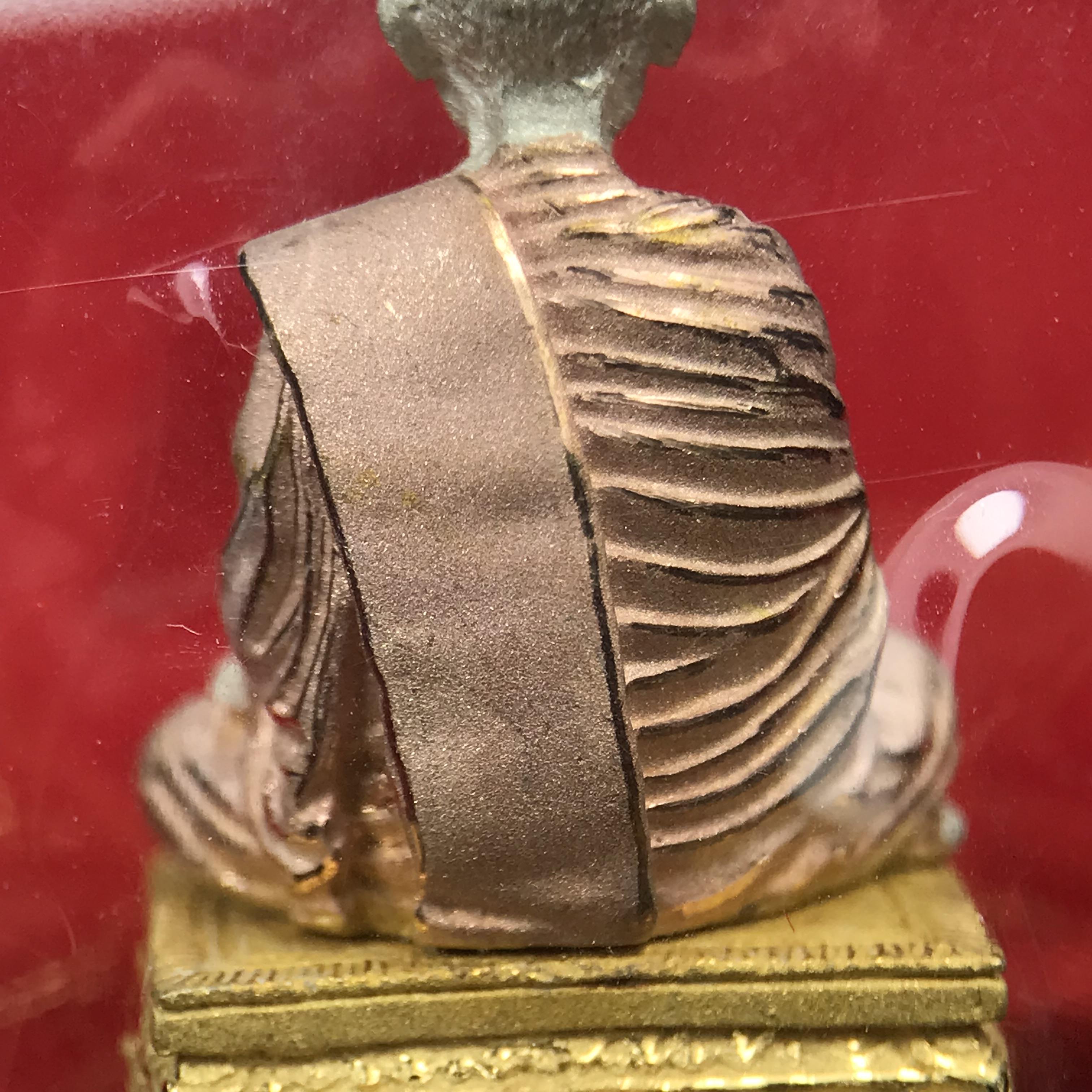 สมเด็จพุฒาจารย์ (โต พรหมรังสี) อนุสรณ์ 128 ปี สมเด็จพระญาณสังวร สมเด็จพระสังฆราช ทรงเมตตาอธิฐานจิต ปี 2543 มหาพุทธาภิเษก 3วาระ รูปเหมือนลอยองค์พิมพ์ใหญ่เนื้อเงินสามกษัตริย์ ขนาด 1.5 x 2.5 ซม. ทรงคุณค่าทั้งด้านความงานด้านพุทธศิลป์ และพุทธคุณ