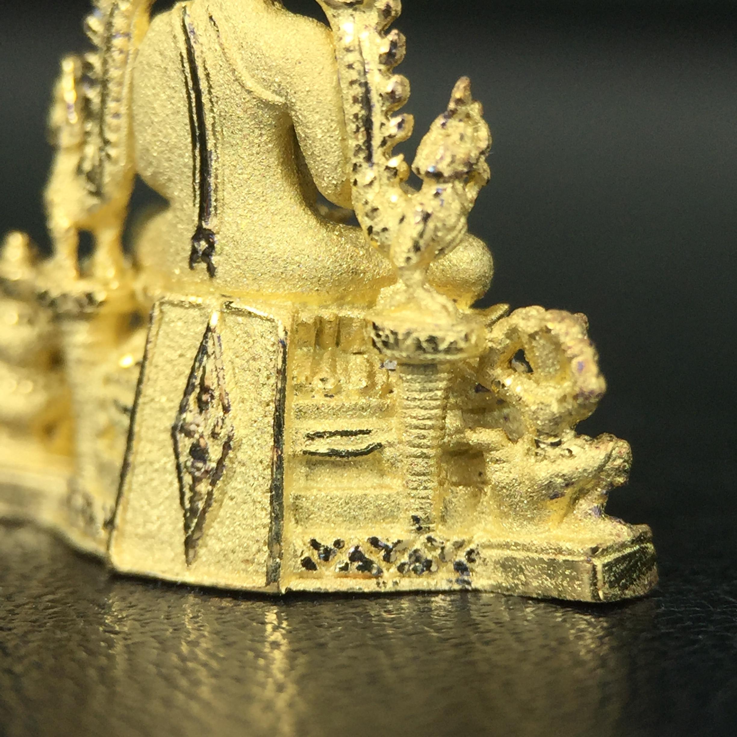 พระพุทธชินราช ภปร. ในวโรกาสพระราชพิธีมหามงคล เฉลิมพระชนมายุ6รอบ 5ธันวาคม2542 มูลนิธิพิทักษ์ดวงตาประชาชน จัดสร้าง เนื้อเงินบริสุทธิ์ 99.9% แบบชุบทองประกายเพชร 3 ไมครอน พิมพ์กลาง ขนาดสูง 2.4 ซม. พร้อมกล่องบรรจุเดิม