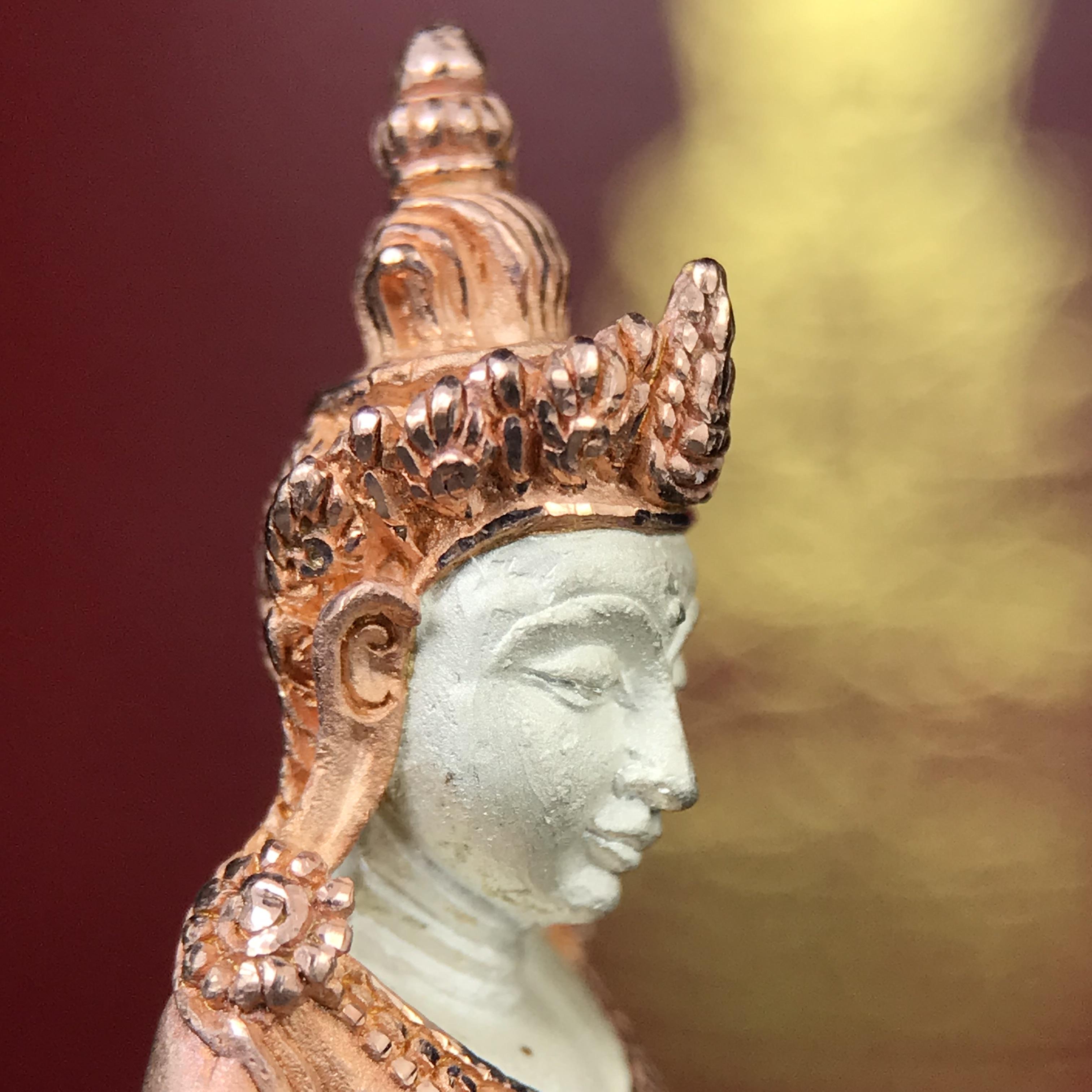 พระกริ่งอวโลกิเตศวร ( เจ้าแม่กวนอิม ) วัดโพธิ์แมนคุณาราม รุ่นอุดมโภคทรัพย์ พ.ศ.2539 เนื้อเงิน 3 กษัตริย์ ผิวสวยเดิมพร้อมกล่องบรรจุเดิม (อีกหนึ่งรุ่นยอดนิยม พุทธศิลป์สวยงดงาม)