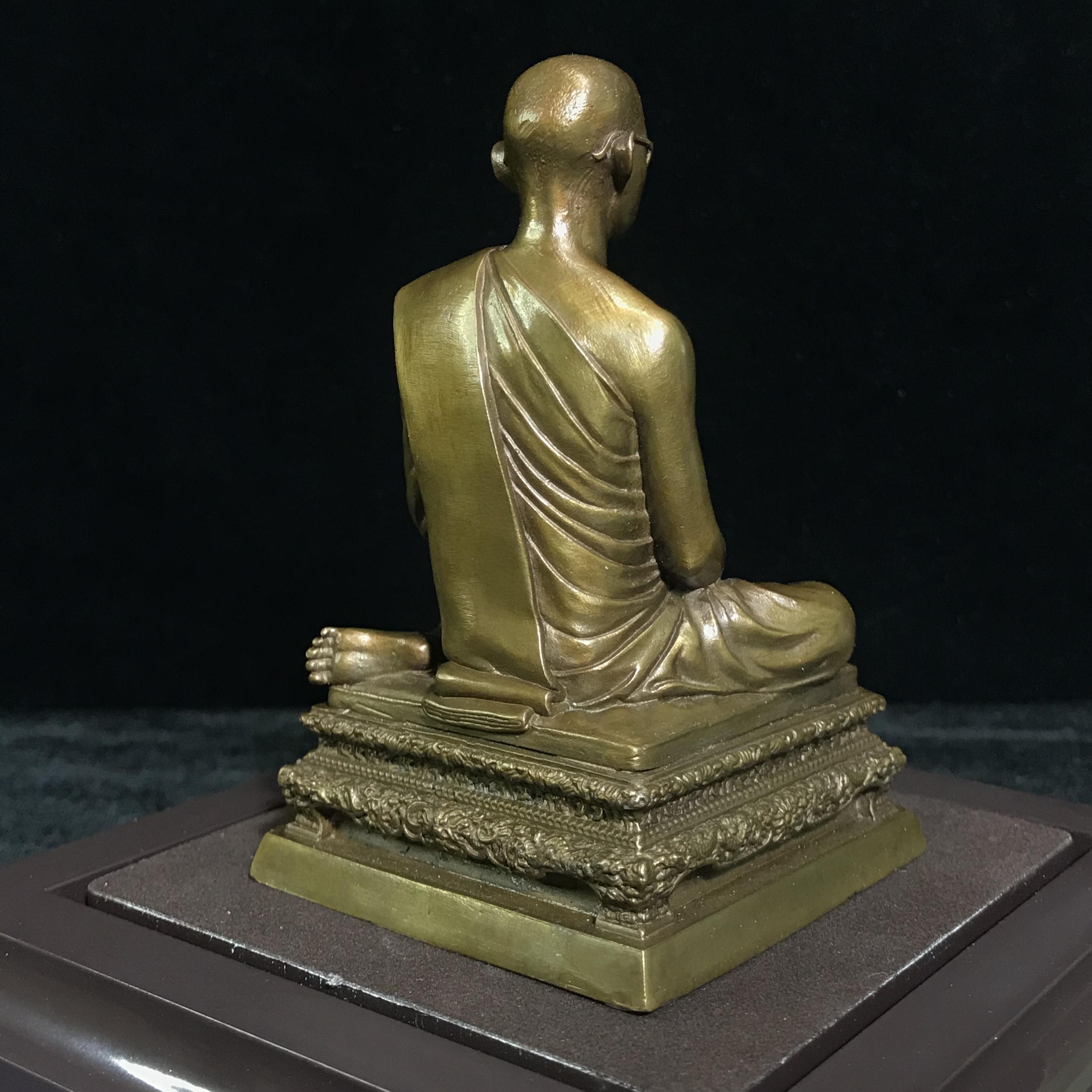 พระบรมรูปพระบาทสมเด็จพระเจ้าอยู่หัวรัชกาลที่9 ทรงผนวช(หน้าตัก2นิ้ว) เนื่องในโอกาสมหามงคลเฉลิมพระชนมพรรษา 7 รอบ 84 พรรษา 5 ธันวาคม 2554 (ใต้ฐานบรรจุผงจิตรลดามหามงคล และเส้นพระเจ้า ร.9)(คัดสภาพสวย แบบนิยม พร้อมครอบเดิม)(หายาก)