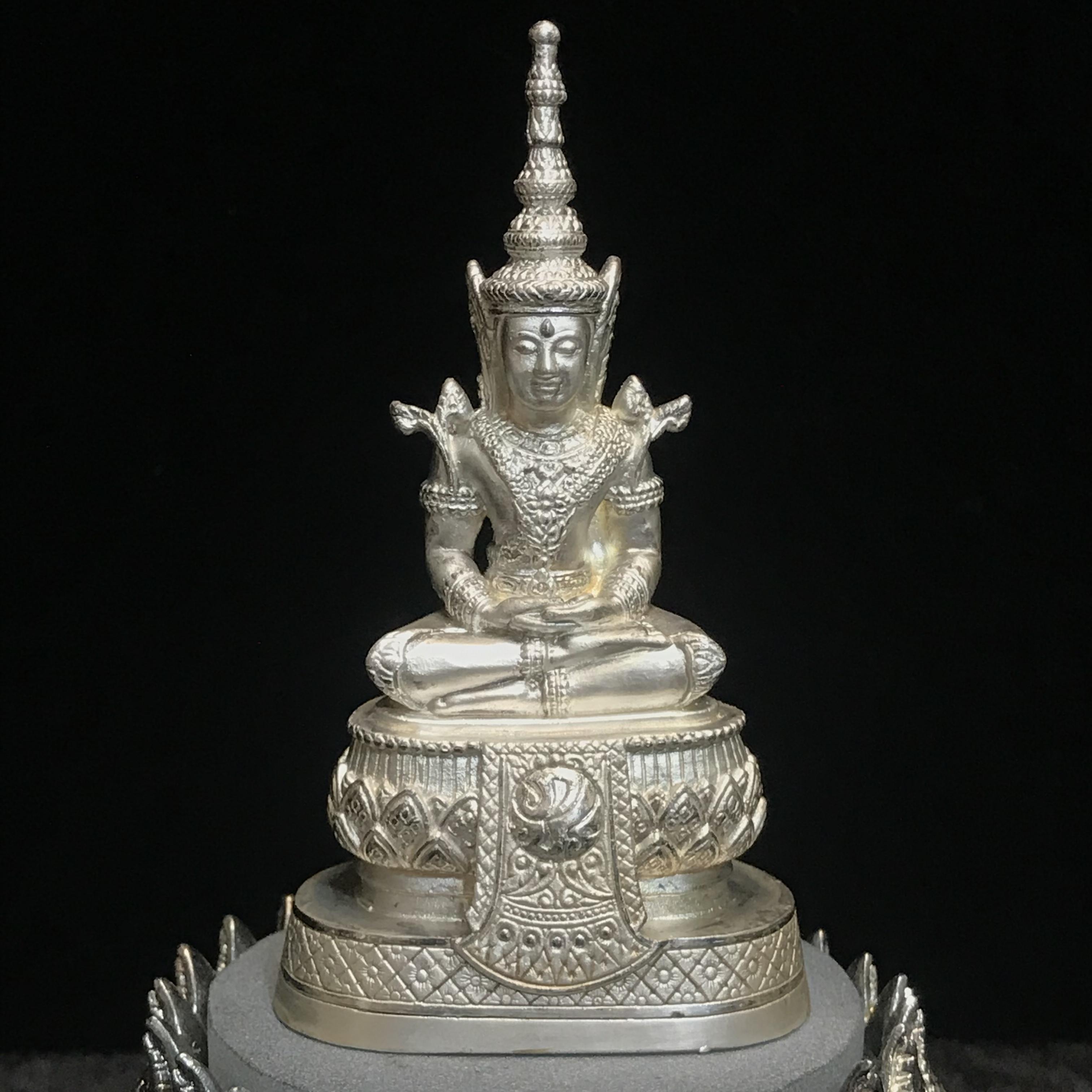 พระแก้วมรกต ภปร.(รุ่นแรก) ปี2545 รุ่นฉลองกรุงรัตนโกสินทร์ครบ 220 ปี หล่อลอยองค์ เนื้อเงิน ขนาดบูชา 50*90 มม. พร้อมฐานวางครอบแก้วเดิม(สวยงามและหายากมาก)