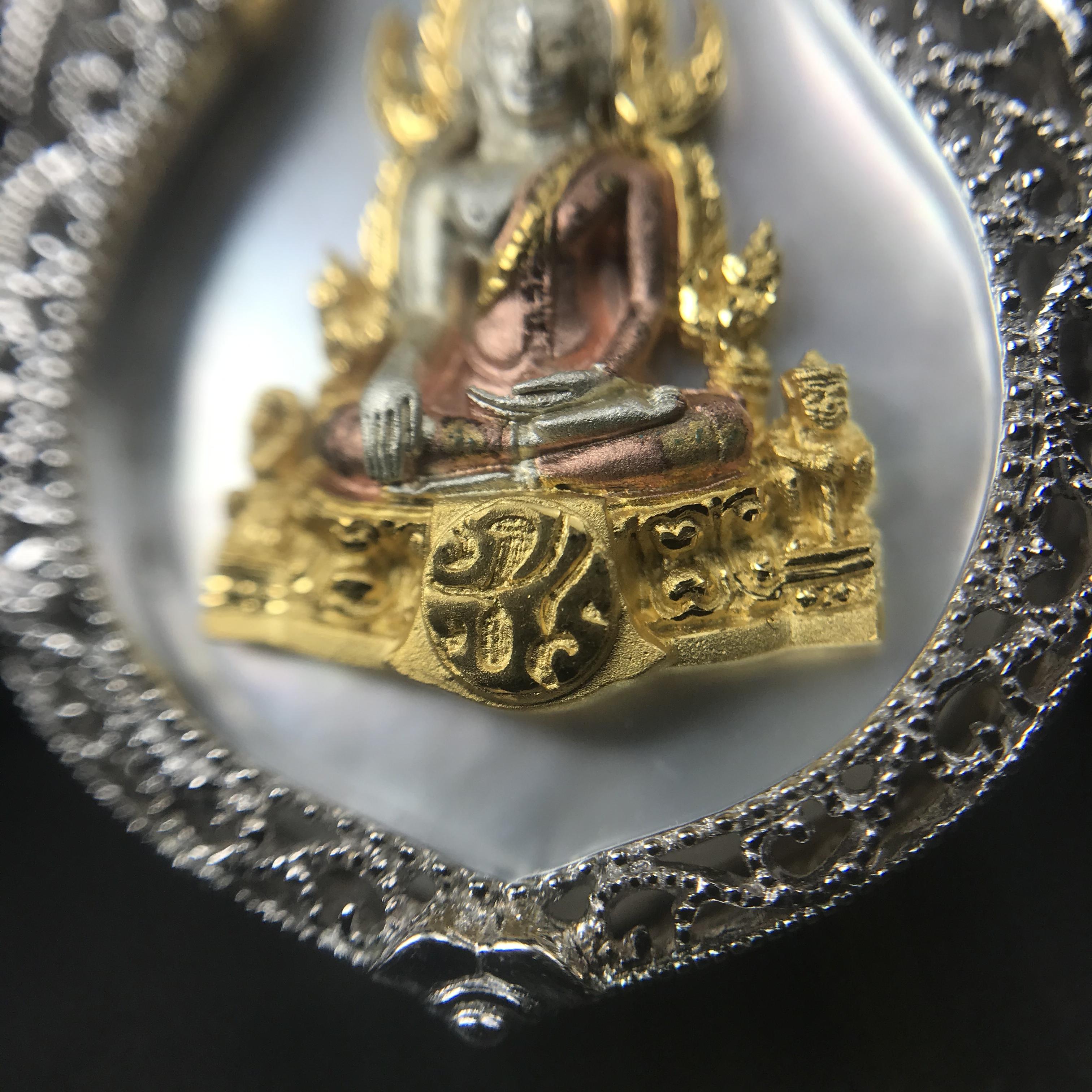 พระพุทธชินราช ภปร. โครงการ "เพราะแผ่นดินนี้ คือ แผ่นดินเกิด" ปี2548(รุ่นแรก) เหรียญทรงเสมา ขนาด 21 x 29 มม.เนื้อเงินสามกษัตริย์ องค์พระชุบสามกษัตริย์ ล้อมด้วยกรอบเงินชุบทองคำขาวสลักเสลาเป็นลวดลายละเอียดอ่อน ส่วนพื้นองค์พระเป็นเปลือกหอยมุขงดงาม