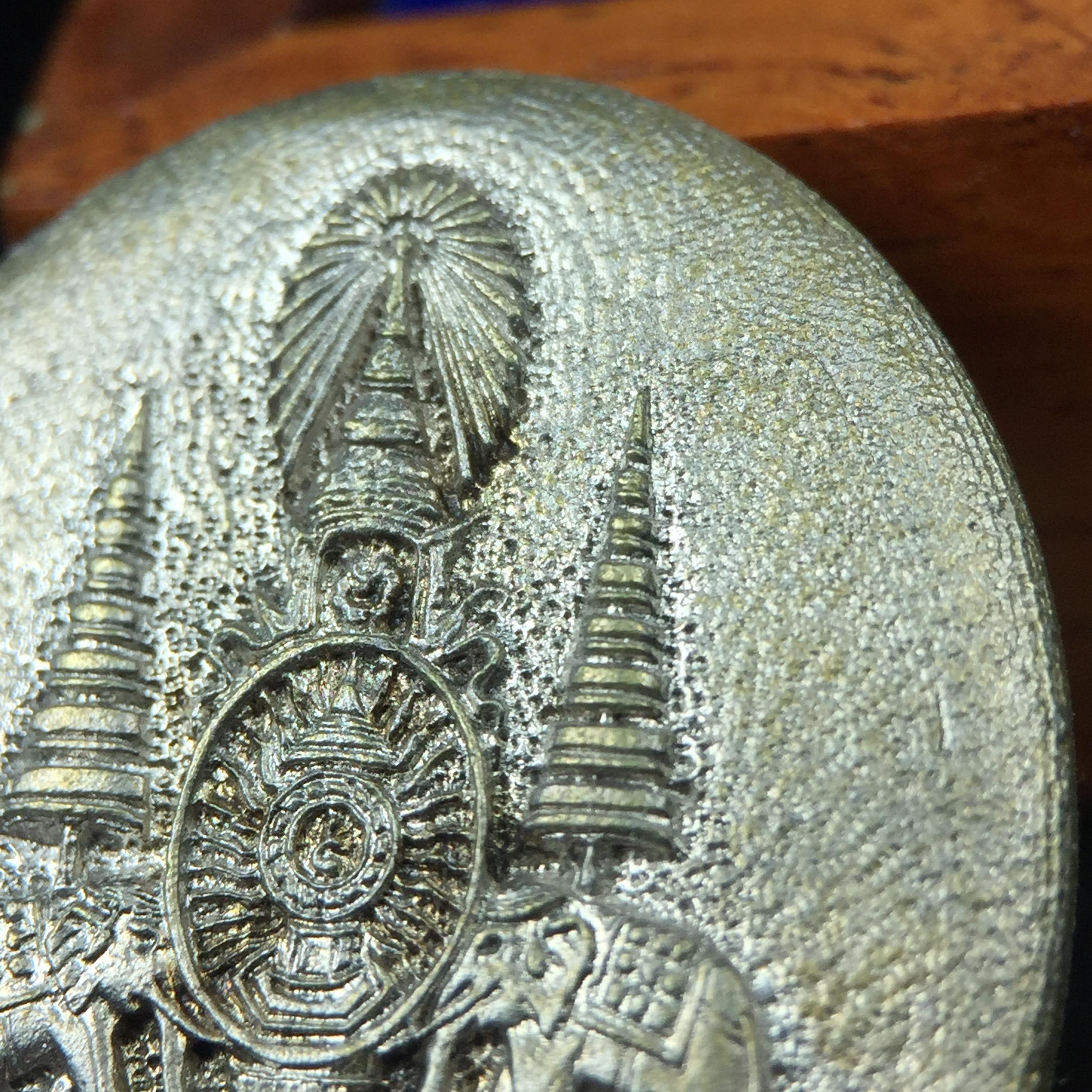 เหรียญรูปเหมือนพระญาณวิทยาคมเถร (หลวงพ่อคูณ ปริสุทโธ)ชุดกาญจนาภิเษกครองราชย์ครบ 50 ปี วัดบวรนิเวศวิหาร ปี 2538 เหรียญหล่อเนื้อนวโลหะ(พิเศษกรรมการมีรอยจาร ตอกโค๊ดหมายเลข ๑๗๘)(หายากพบเจอน้อยมาก)(พร้อมกล่องบรรจุเดิมลายไม้สีน้ำตาลมีตรากาญจนา) พิธีใหญ่