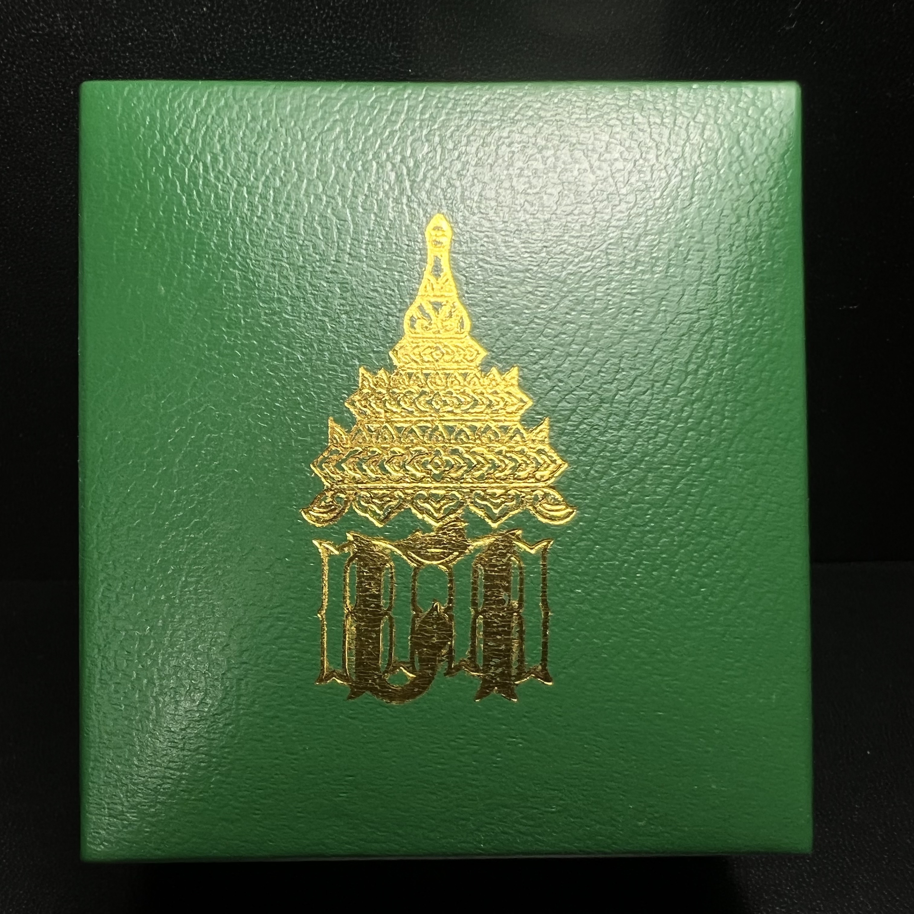 พระพุทธโสธร รุ่น กศก. 120 ปี เนื่องในโอกาสครบ 120 ปี กรมศุลกากร กระทรวงการคลัง จัดสร้าง ปี 2537 เนื้อเงินบริสุทธิ์ 99.9% ผิวขัดเงา(งานบริษัท แพรนด้า จิวเวลรี่)สวยงดงาม ทรงคุณค่า