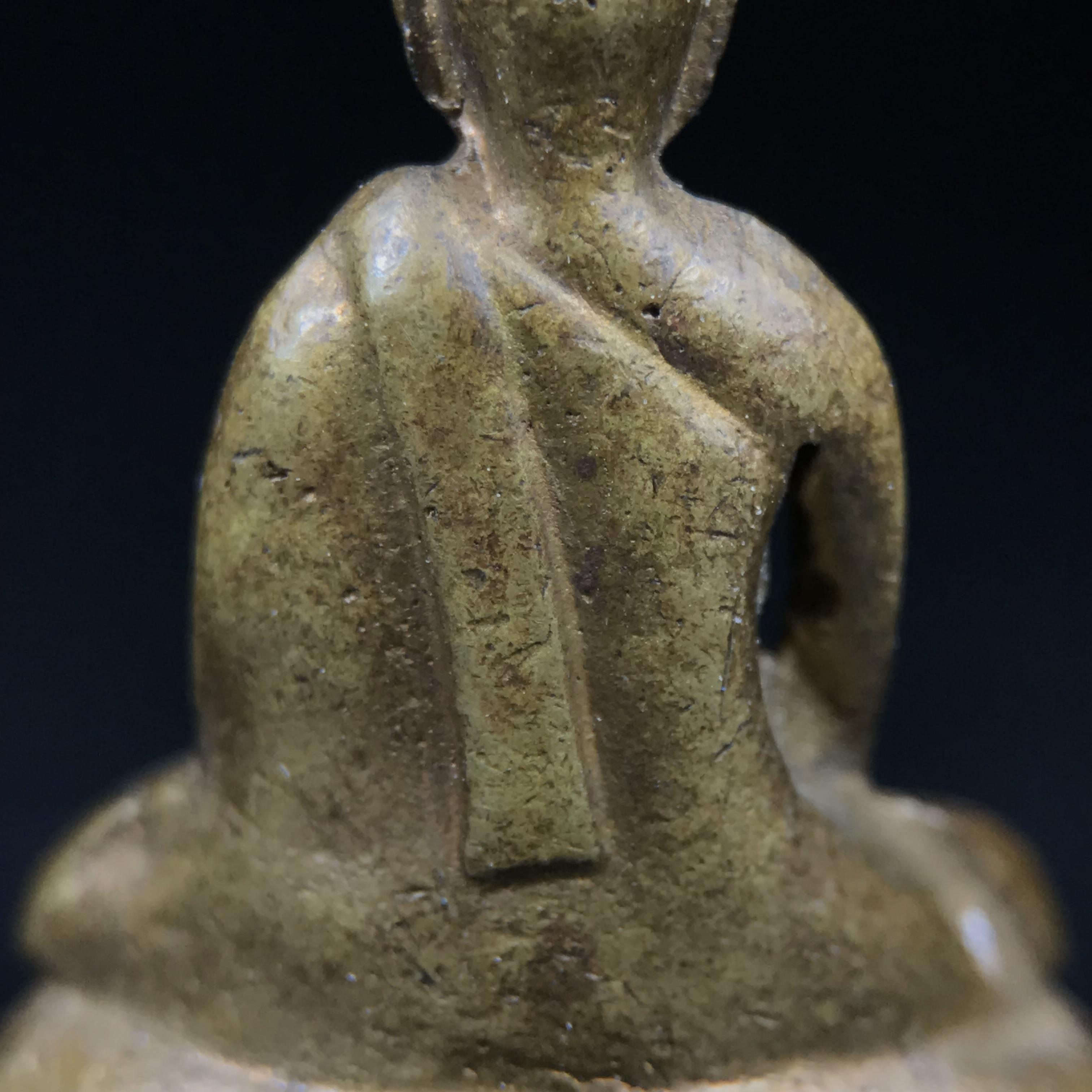 พระกริ่งฝีพระหัตถ์สมเด็จย่า ขนาดห้อยบูชาขนาดเล็ก จัดสร้างขึ้นเนื่องในวาระครบ 6 รอบ เมื่อวันที่21 ตุลาคม พ.ศ.2515(ในหลวงรัชกาลที่ 9 เสด็จพระราชดำเนินทรงเททอง)ปลุกเสกยิ่งใหญ่ เกจิ 108 รูป ร่วมปลุกเสก คัดสภาพสวยแบบนี้พบเจอน้อยมาก หมายเลขต้นๆหลักร้อย หายากมาก