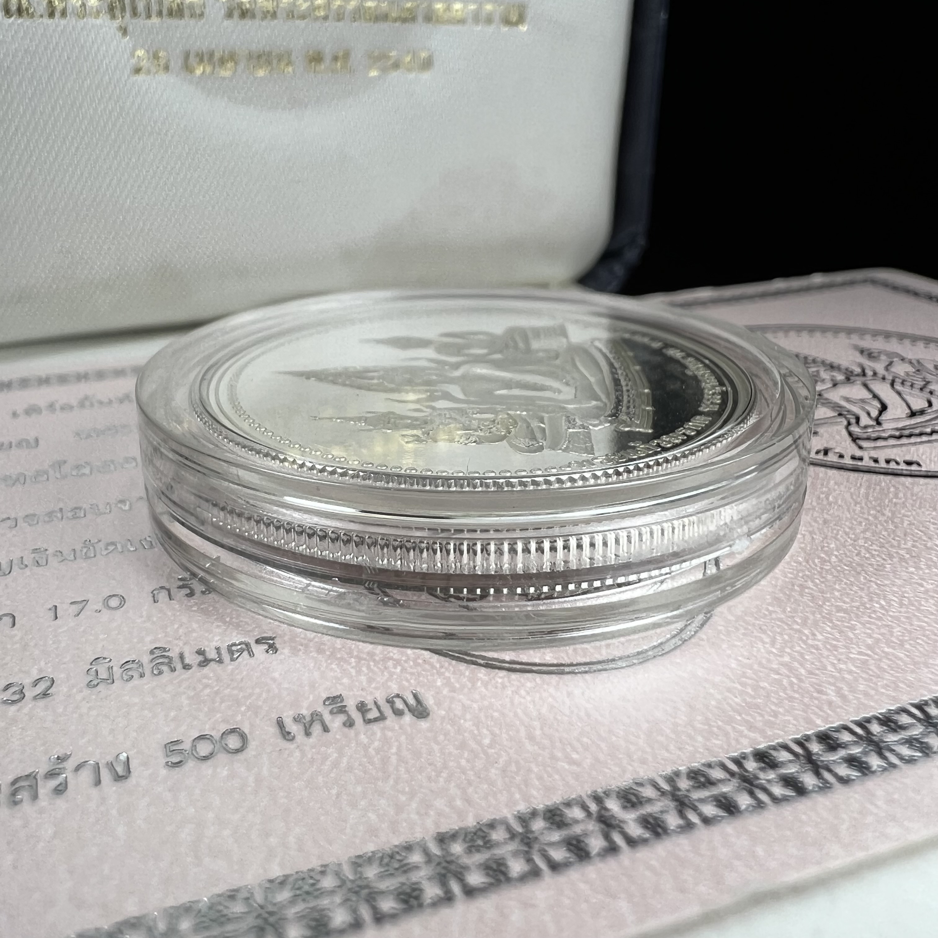 เหรียญพระแก้วมรกต พระพุทธชินราช พระพุทธโสธร รุ่นพุทธบารมี ปี 2540 เนื้อเงินขัดเงา 99.9% พร้อมกล่องและใบรับรองเดิม พิธีพุทธาภิเษก 2 พิธี มหามงคล (พระพุทธคู่บ้านคู่เมือง รูปแบบเหรียญสวยงดงามมาก พิธีใหญ่ เป็นที่นิยม)สร้างน้อยหายาก 1 ใน 500 เหรียญ