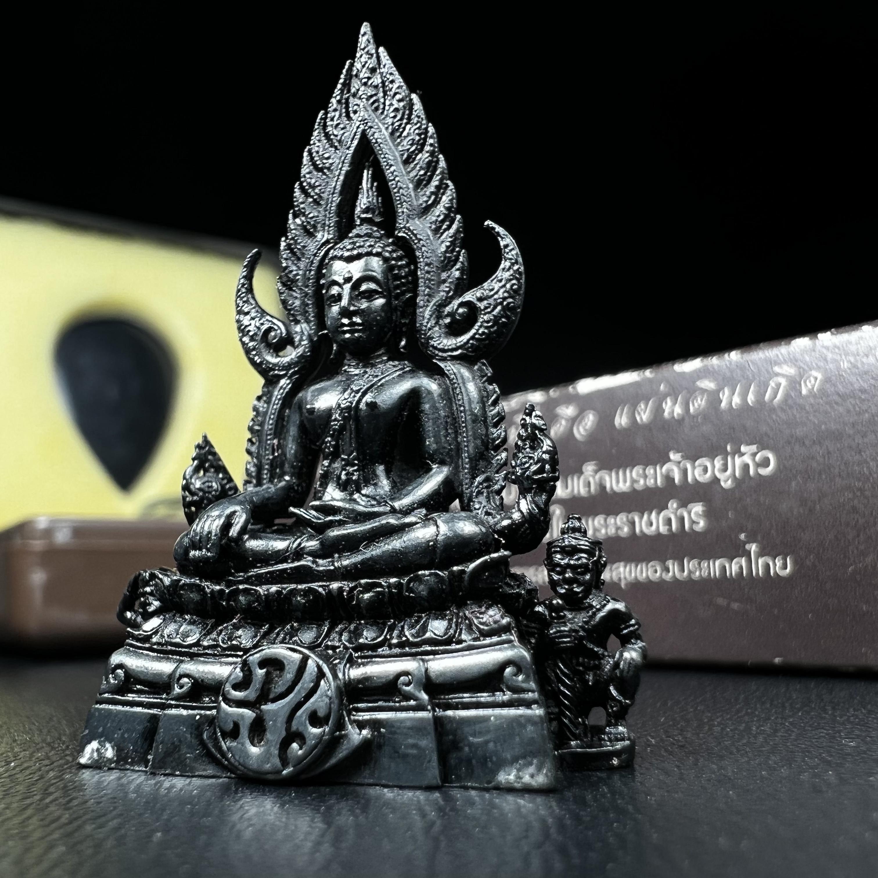 พระพุทธชินราช ภปร. โครงการ "เพราะแผ่นดินนี้ คือ แผ่นดินเกิด" ปี2548(รุ่นแรก) ลอยองค์ หน้าตัก 1/2 นิ้ว เนื้อเงินรมดำ(พุทธศิลป์จำลองเมื่อครั้งลอกทอง ครั้งที่3 เมื่อปี2547 ร้อยปีจะมีสักครั้ง "พระพุทธชินราชองค์ดำ")