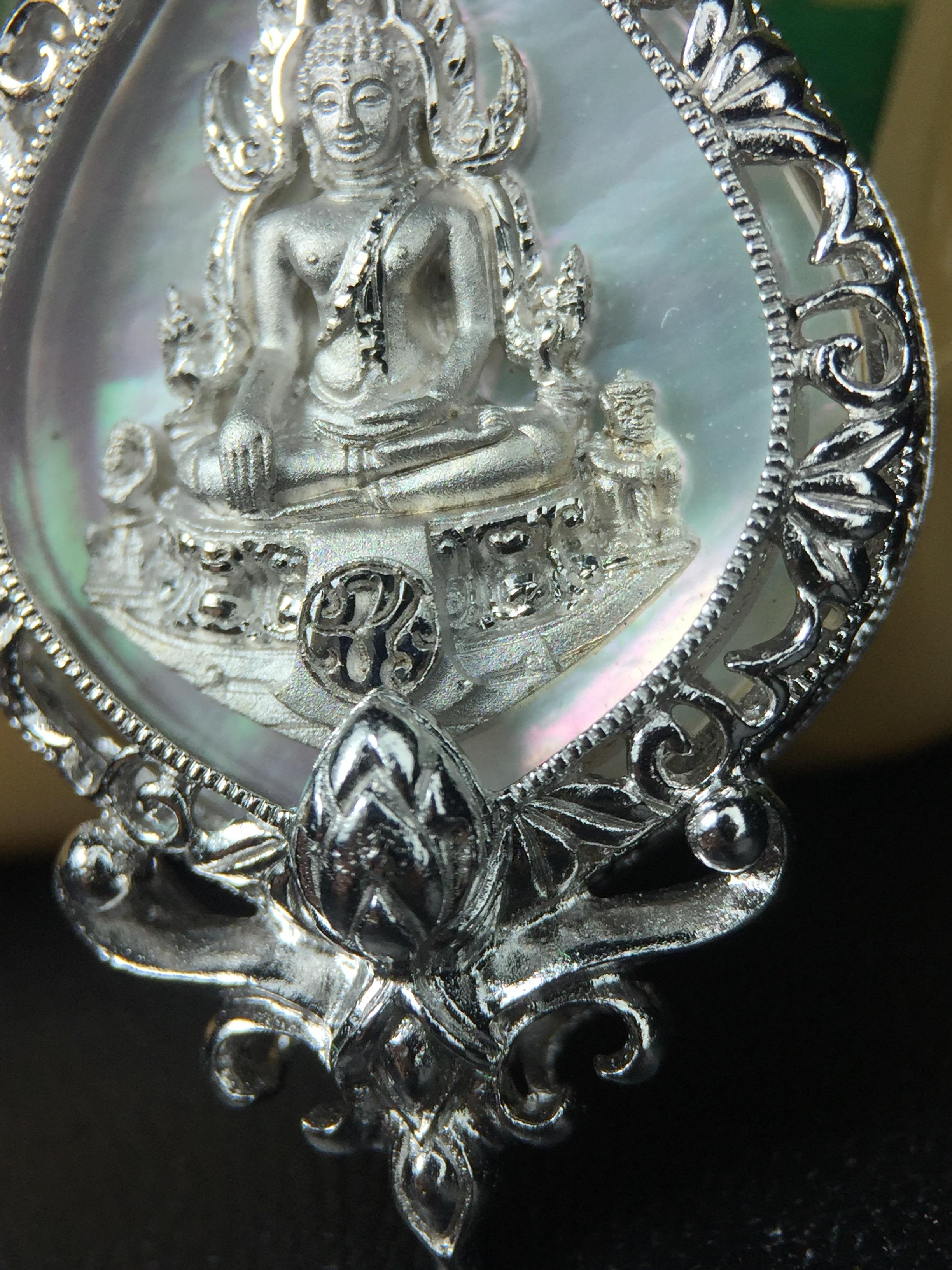 พระพุทธชินราช(จำลอง) ภปร. 84 พรรษา ทรงหยดน้ำ เนื้อเงินชุบทองคำขาว ขนาด 20*36 มม. (พระราชทานมวลสาร จิตรลดาและเส้นพระเจ้า(เส้นผม)รัชกาลที่9)พุทธศิลป์ทรงคุณค่าอีกหนึ่งรุ่นยอดนิยม งดงาม ทรงคุณค่า หายาก