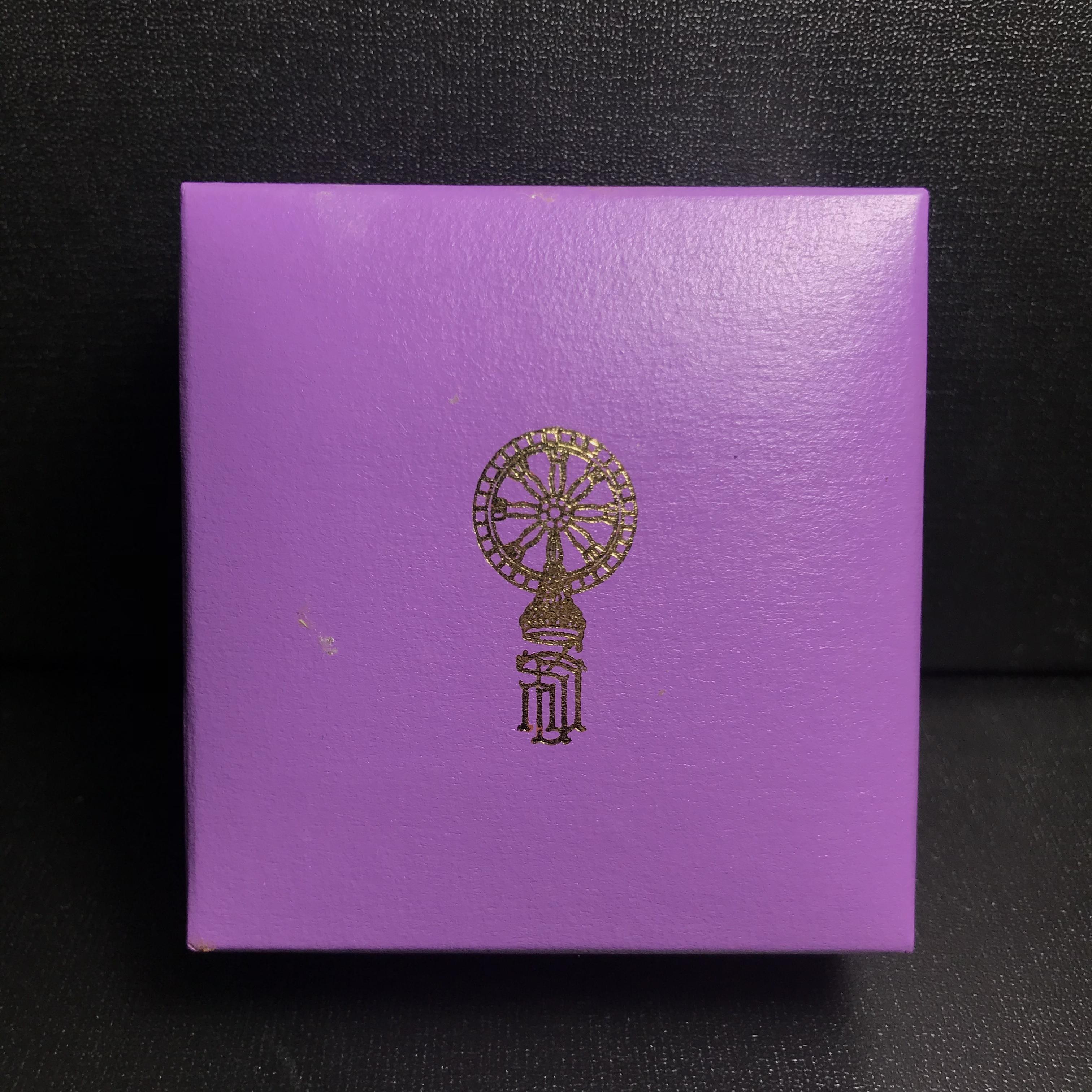 พระพุทธชินราช รุ่นเฉลิมพระเกียรติ สธ. ลอยองค์เนื้อเงิน 99.99% ชุบ 3 กษัตริย์ พ.ศ. 2539 จัดสร้างโดยมูลนิธิสิรินธร กล่องและการ์ดใบรับรองเดิมครบสมบูรณ์