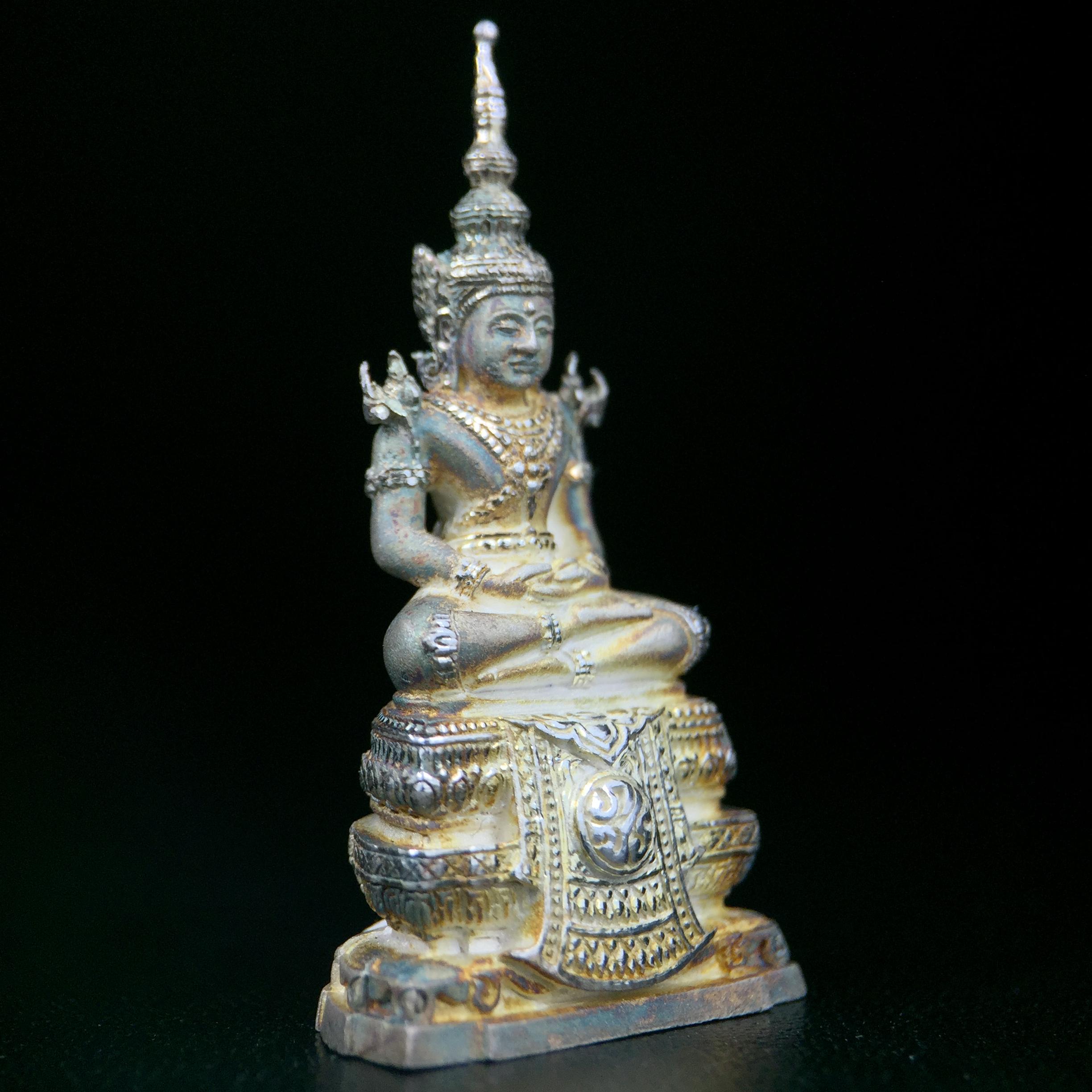 พระแก้วมรกต ภปร. ปี2547 จัดสร้างโดย รพ.ภูมิพลฯ ลอยองค์ หน้าตัก 1/2 นิ้ว เนื้อเงิน(สภาพผิวเดิมขึ้นสีรุ้งธรรมชาติ แบบนิยม สวยมากๆเสน่ห์พระเนื้อเงิน สีสันที่ธรรมชาติสรรค์สร้าง) งดงามทรงคุณค่าอีกหนึ่งรุ่นยอดนิยม หายาก(1ใน3000องค์)