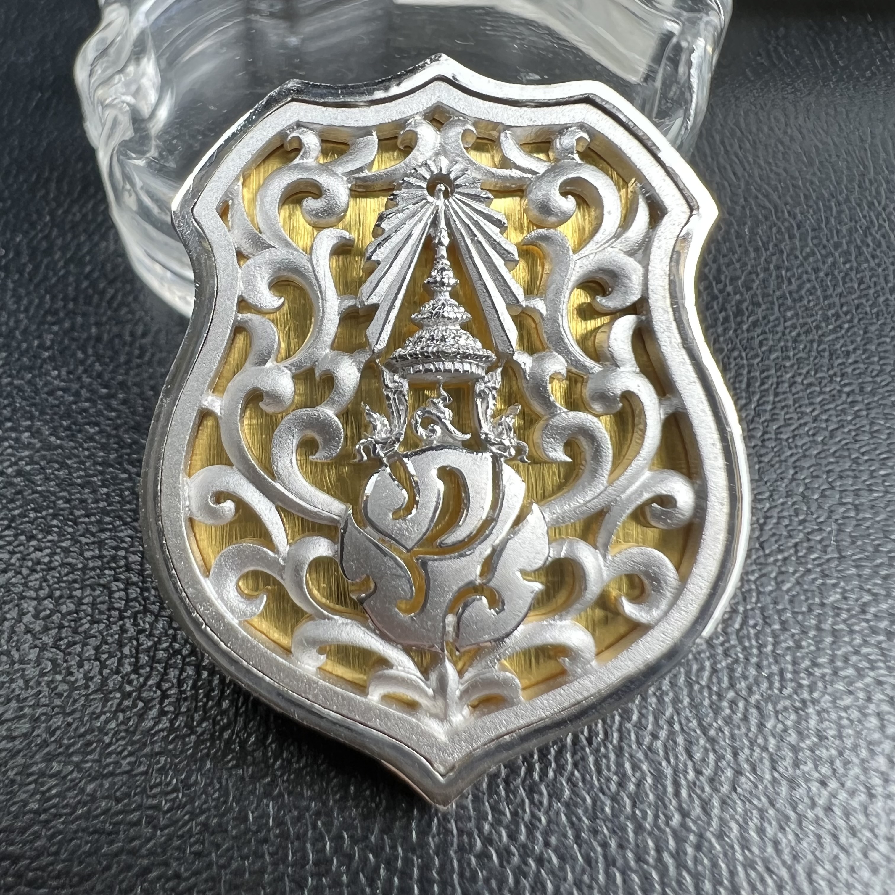 พระพุทธรูปคุ้มเกล้าฯ ภปร.(ใต้ร่มพระบารมี คุ้มเกล้า) 60ปี รพ.ภูมิพลฯ พ.ศ.2552 เหรียญเนื้อเงิน ชุบทองคำขาว(พิมพ์ รูปอาร์ม+รูปใบมะขาม+รูปห้าเหลี่ยม)(1ชุด 3 พิมพ์ ครบทุกแบบที่จัดสร้าง)1 ใน 5000 เหรียญ ครบชุดหายาก