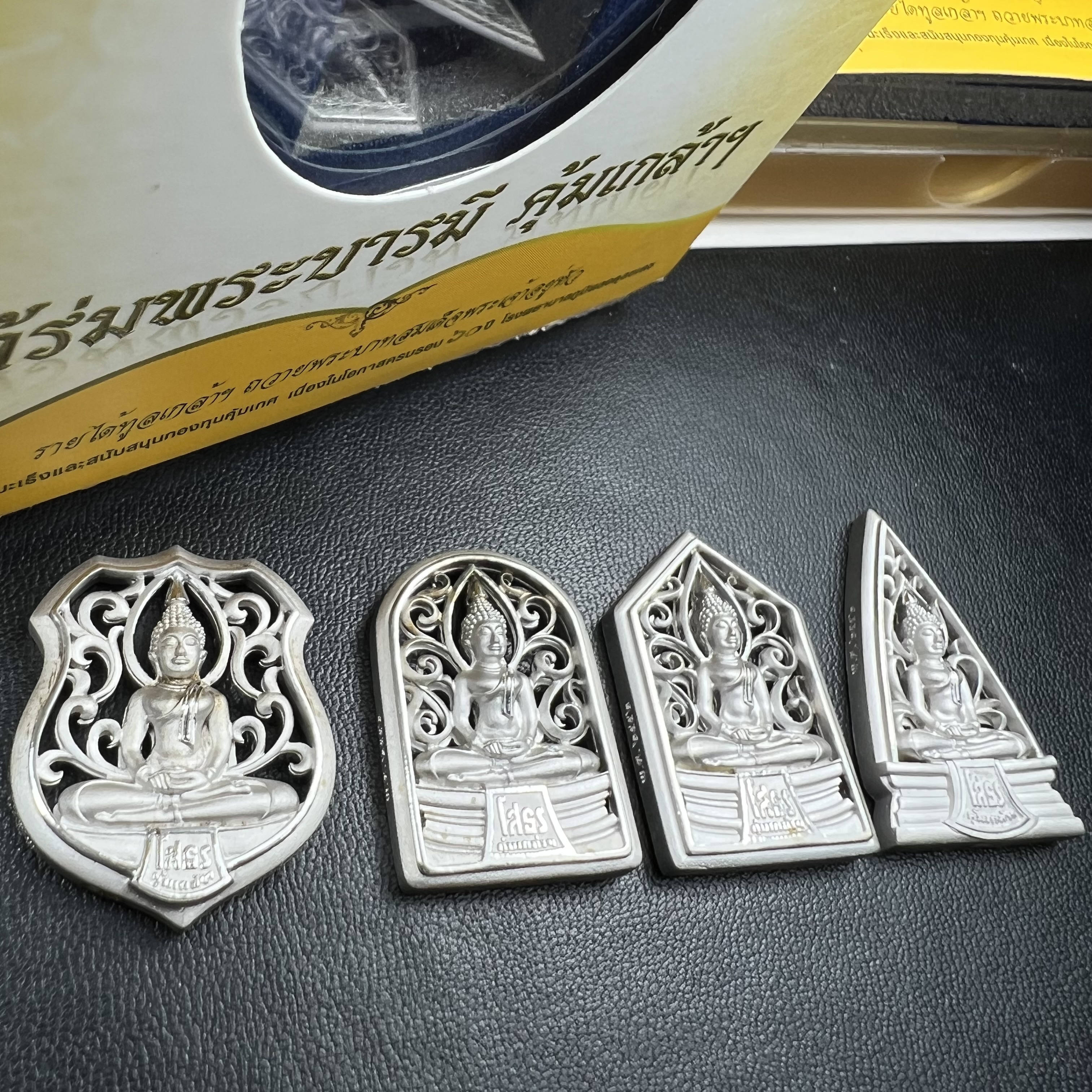 พระพุทธโสธร คุ้มเกล้าฯ ภปร.(ใต้ร่มพระบารมี คุ้มเกล้า) 60ปี รพ.ภูมิพลฯ พ.ศ.2552 เหรียญเนื้อเงิน ชุบทองคำขาว(พิมพ์ รูปอาร์ม+รูปใบมะขาม+รูปห้าเหลี่ยม+รูปสามเหลี่ยม)(1ชุด 4 พิมพ์ ครบทุกแบบที่จัดสร้าง)1 ใน 3000 เหรียญ ครบชุดหายาก