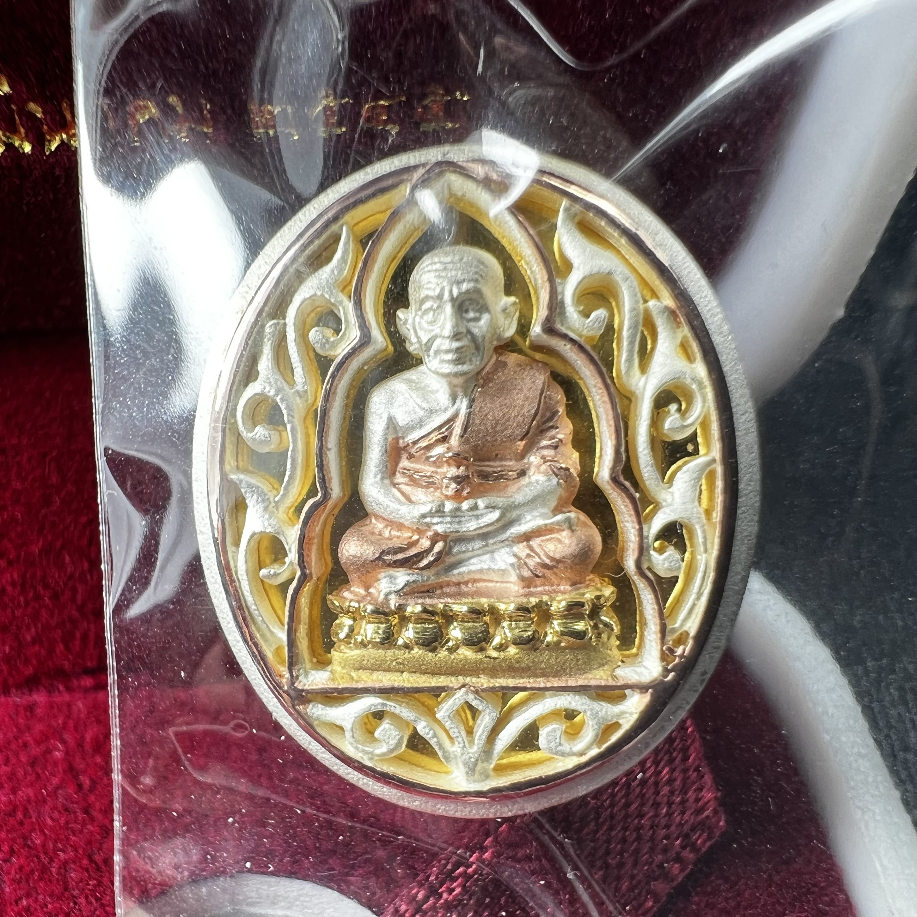 เหรียญหลวงพ่อทวด รุ่นมงคลบารมี วัดประสาทบุญญาวาส ปี 2545 เนื้อเงินสามกษัตริย์ พิมพ์ทรงรูปไข่เล็ก(ขนาด 2.0*1.8 ซม.)ฉลุลายฉากพี้นหลังสีทองสวยงาม ตอกโค๊ตมีหมายเลข พร้อมกล่องบรรจุเดิม